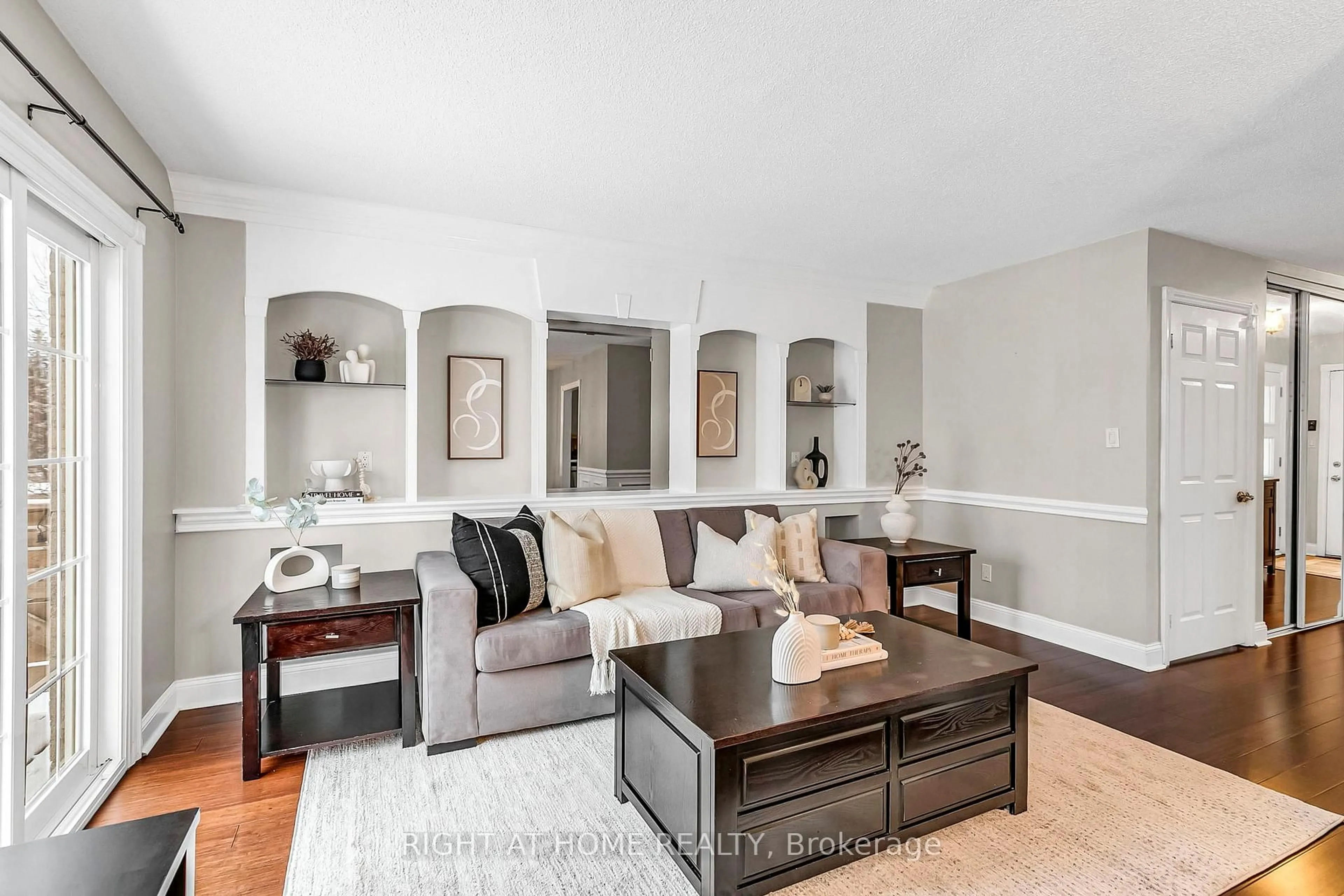 Living room with furniture, unknown for 39 Aranka Crt, Richmond Hill Ontario L4C 7V2