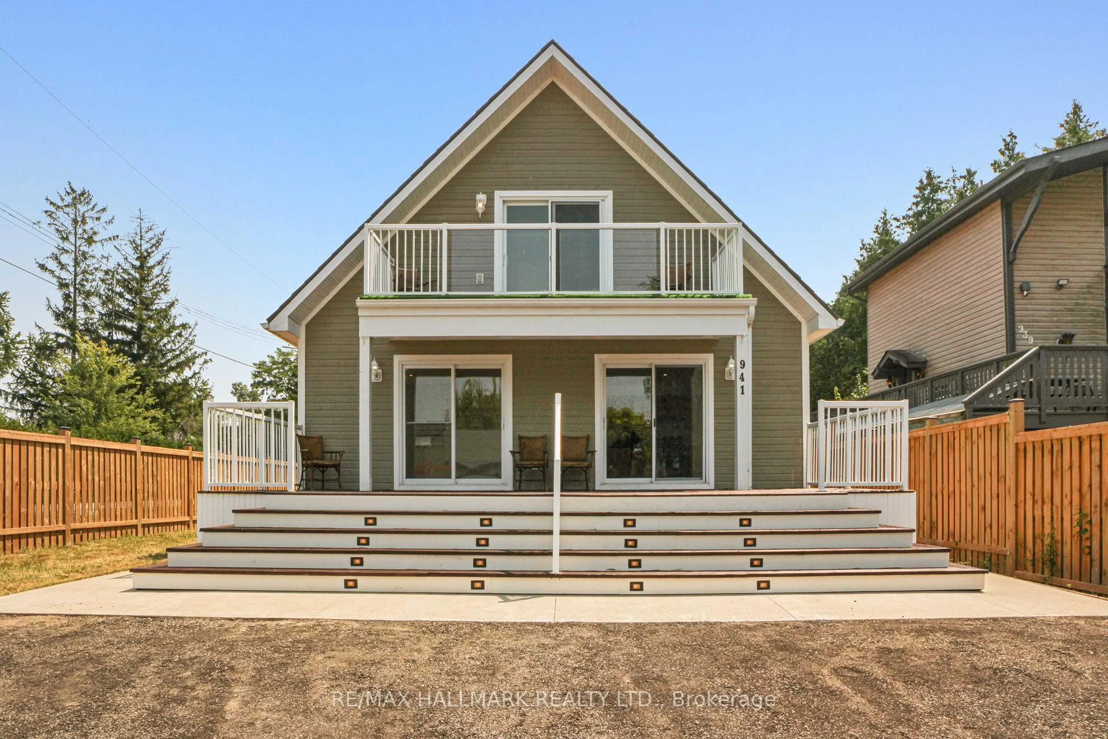 Home with vinyl exterior material, mountain view for 941 Lake Dr, Georgina Ontario L4P 3E9