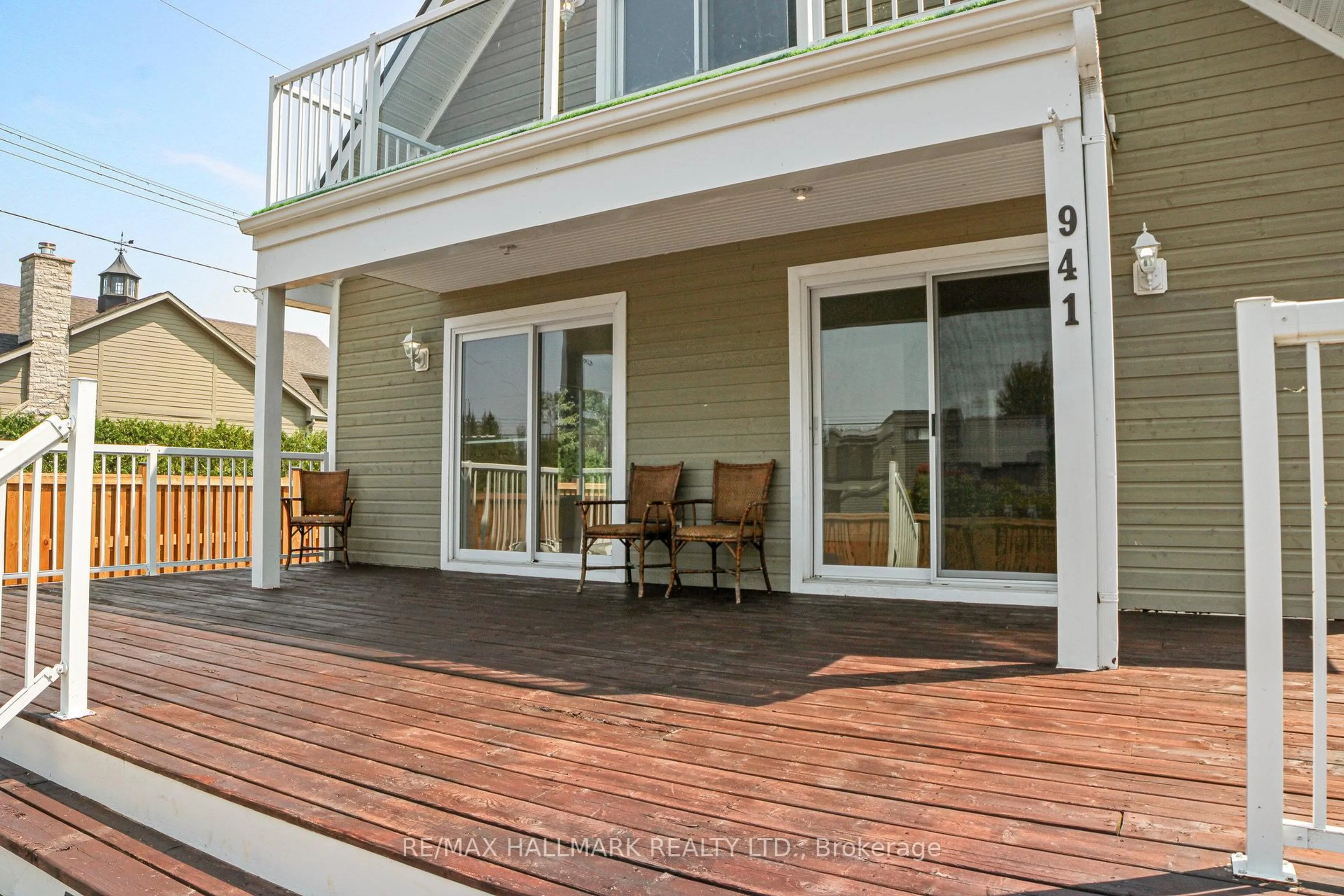Home with vinyl exterior material, water/lake/river/ocean view for 941 Lake Dr, Georgina Ontario L4P 3E9