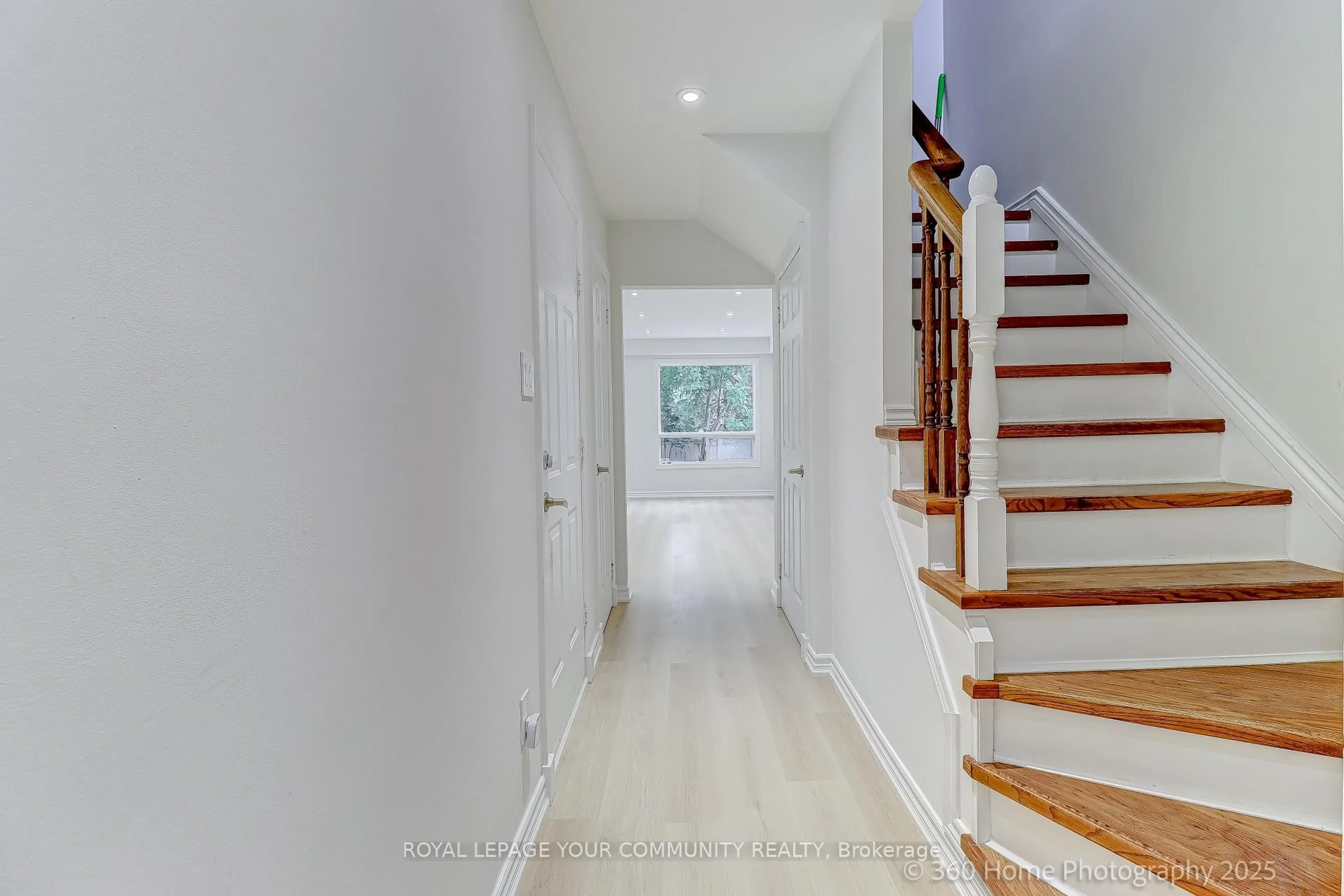 Indoor entryway for 135 Kelso Cres, Vaughan Ontario L6A 2K7