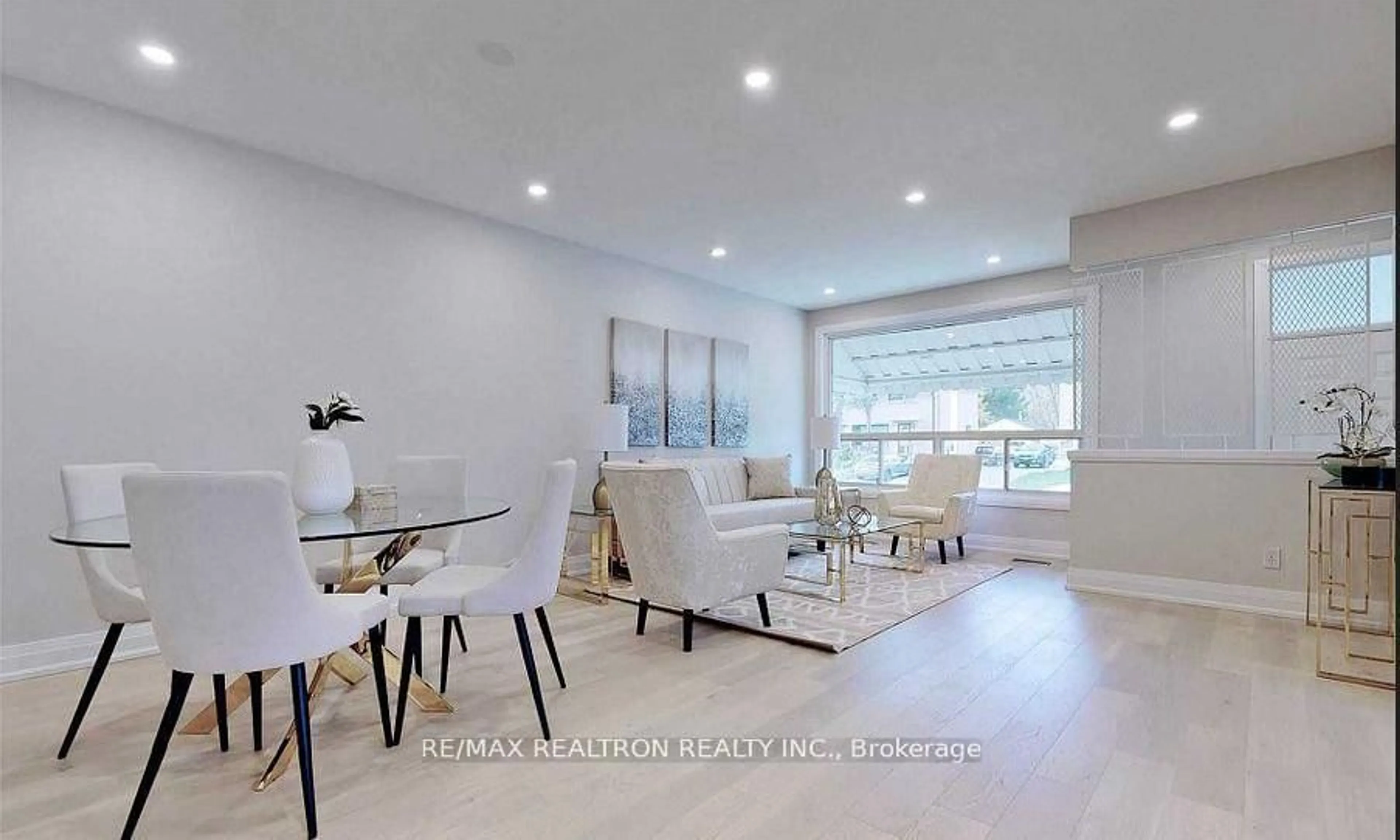 Living room with furniture, unknown for 9 Lee Gate, Aurora Ontario L4G 2J6