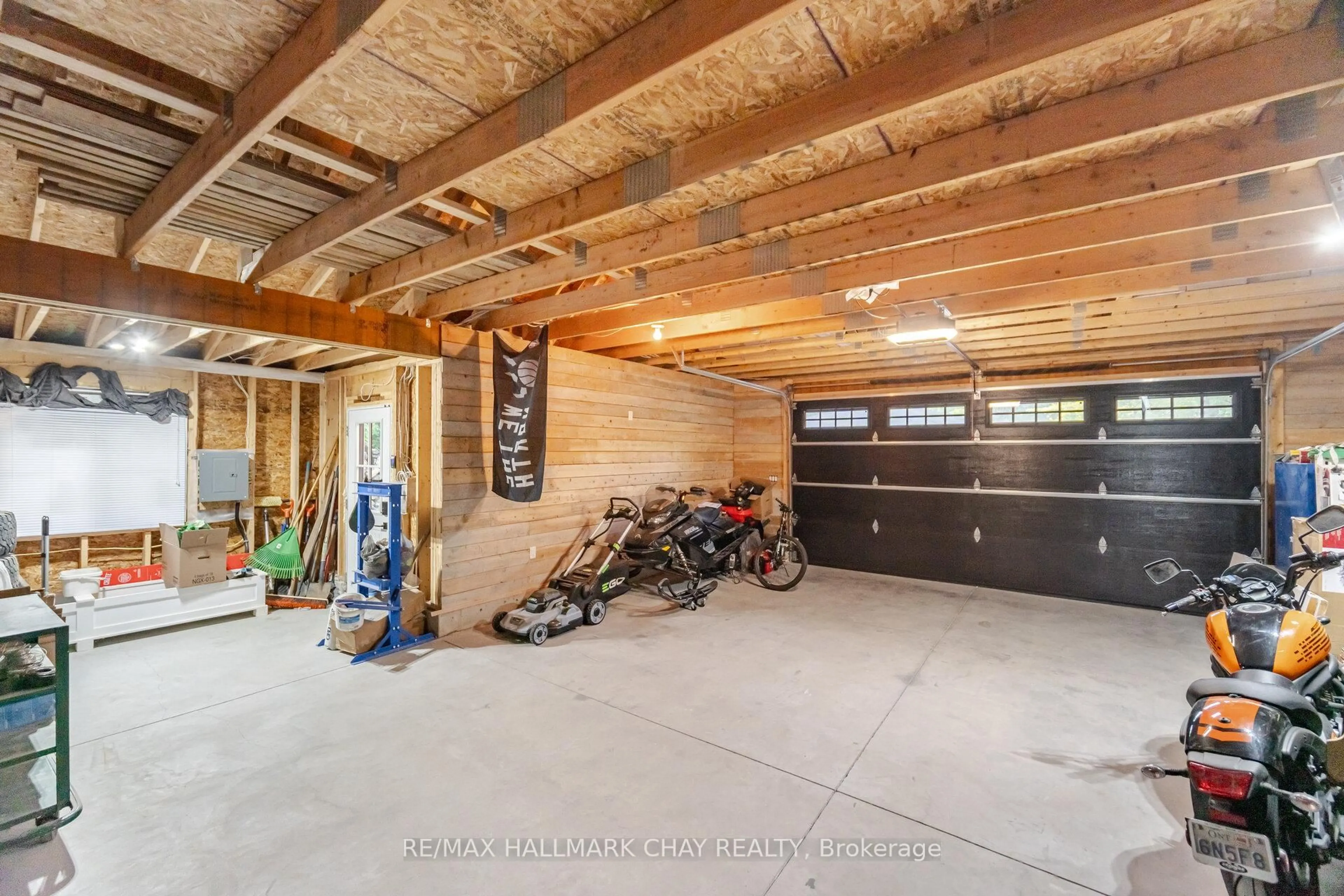 Indoor garage for 731 Pinegrove Ave, Innisfil Ontario L9S 2K3