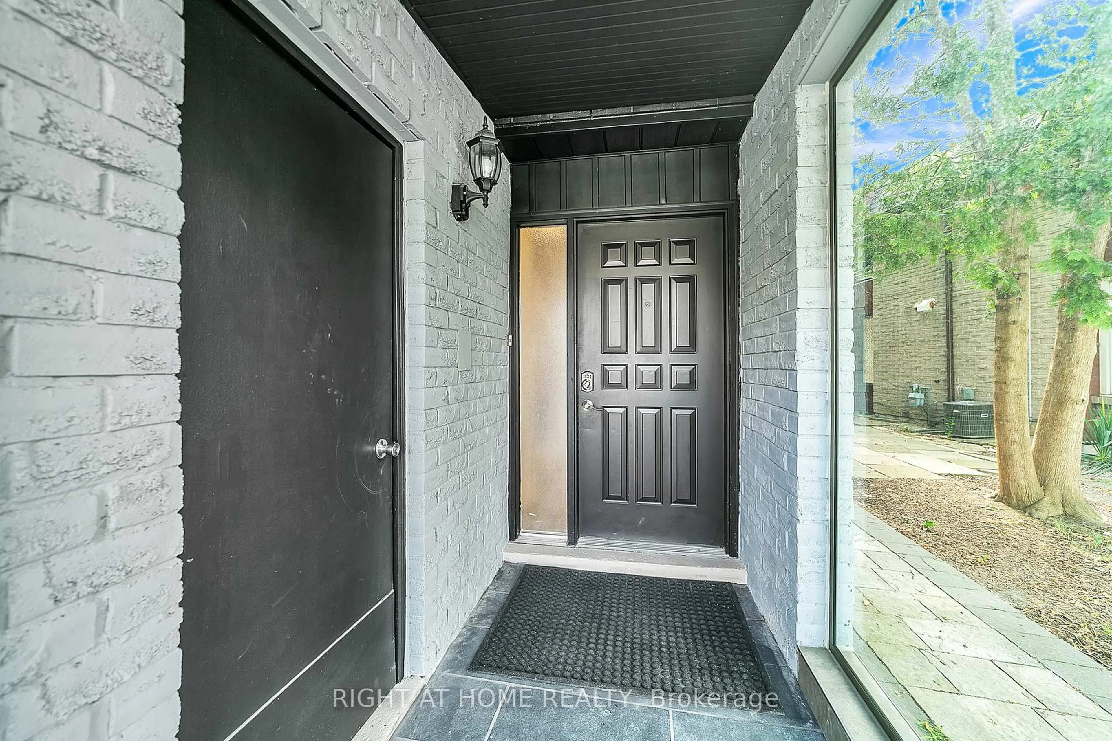 Indoor entryway for 302 Mullen Dr, Vaughan Ontario L4J 2P2