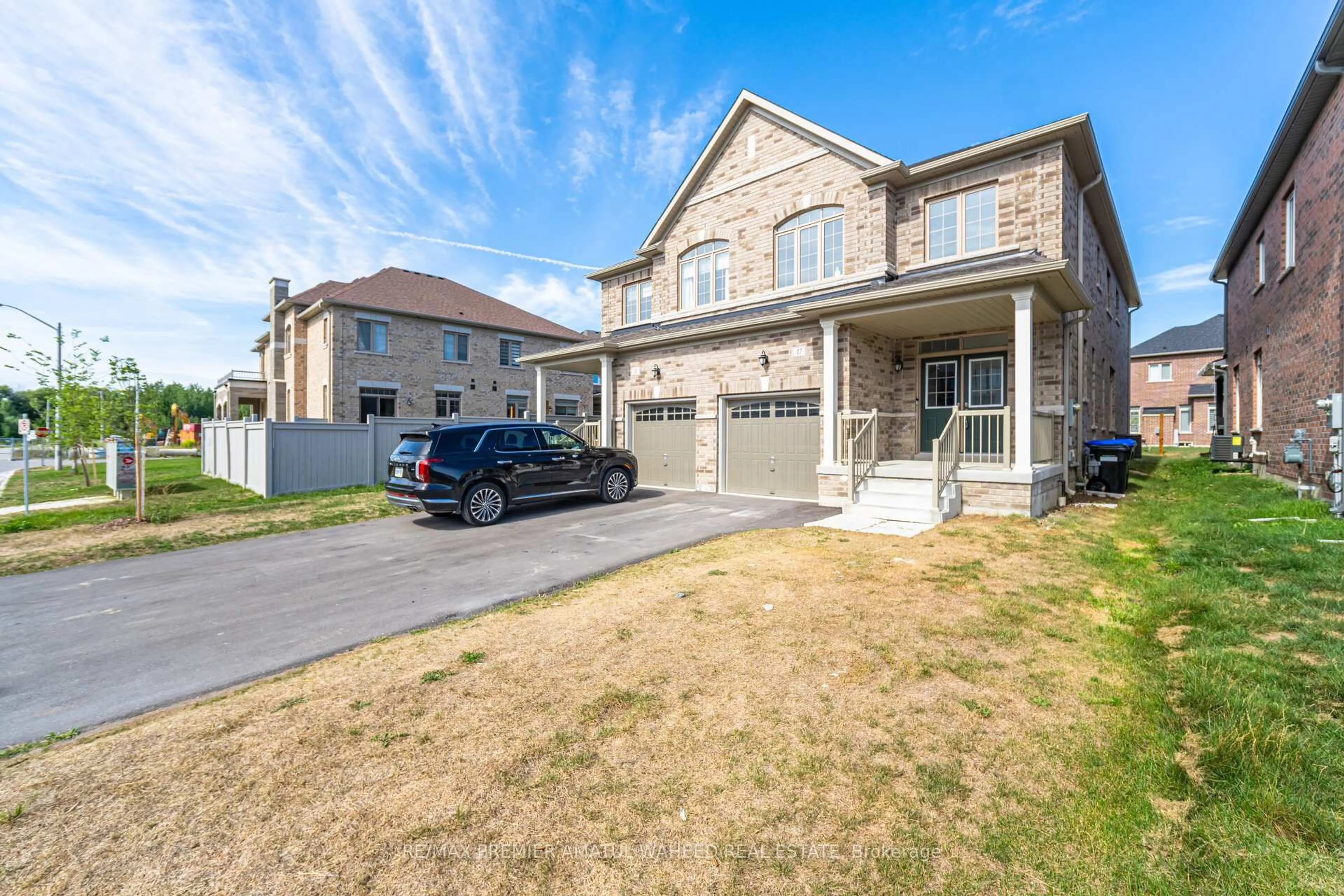 A pic from outside/outdoor area/front of a property/back of a property/a pic from drone, street for 17 Ferragine Cres, Bradford West Gwillimbury Ontario L3Z 4J9