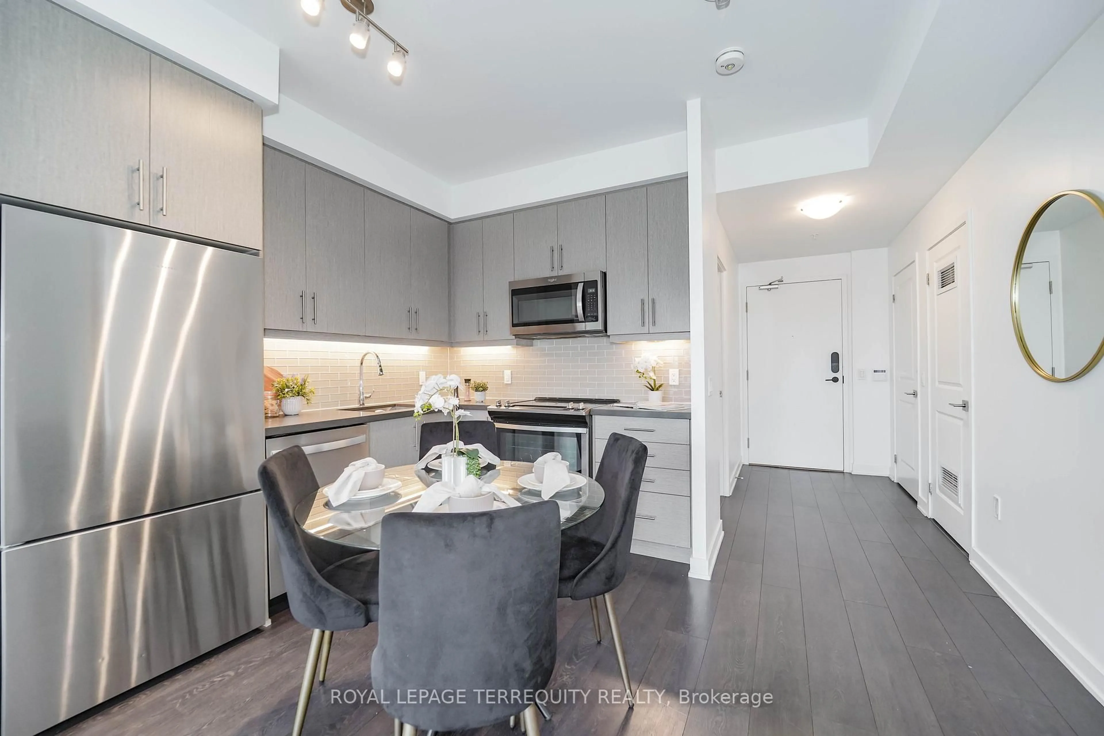 Open concept kitchen, unknown for 85 Oneida Cres #302, Richmond Hill Ontario L4B 0H4