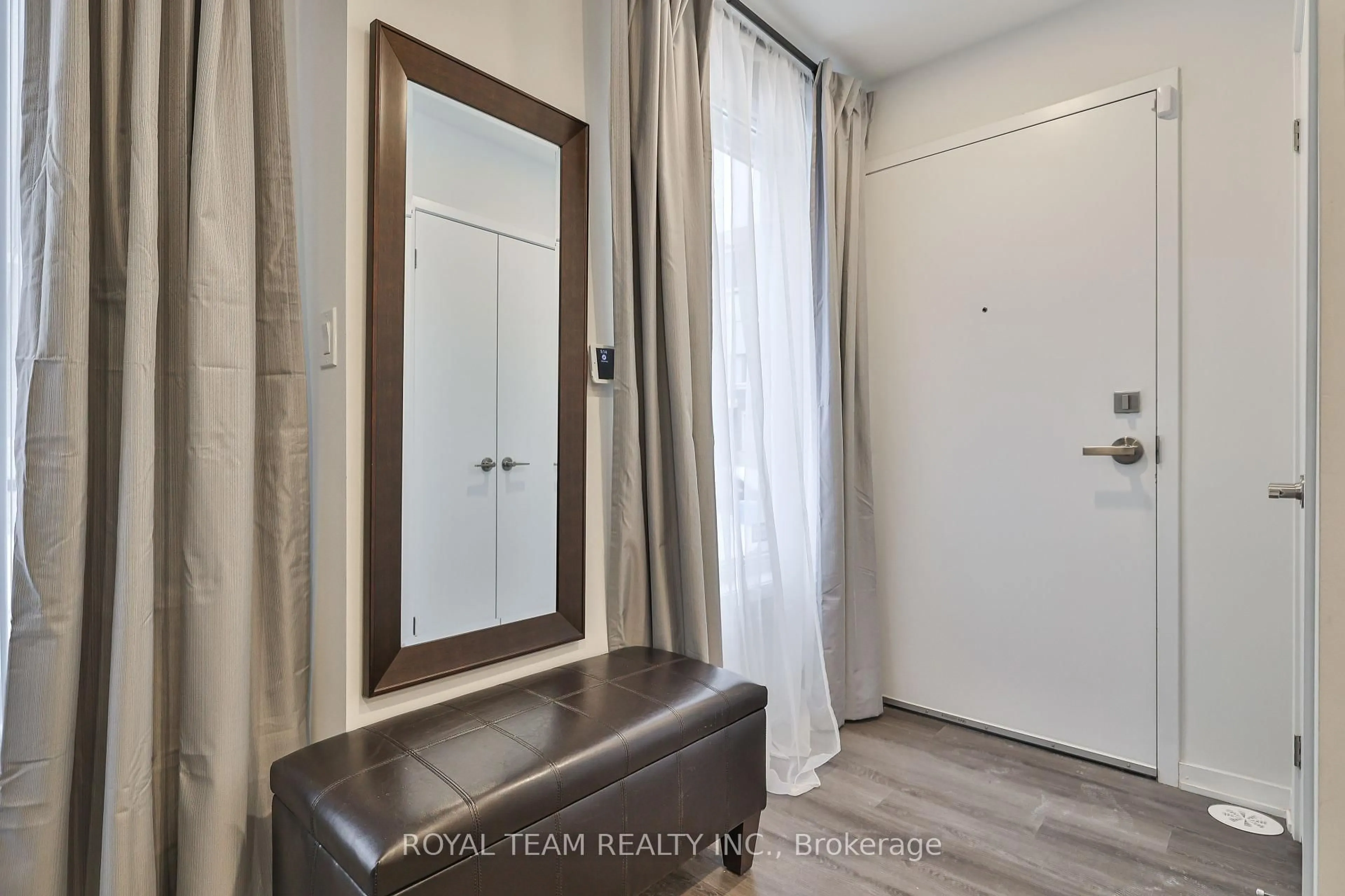 Indoor entryway for 131 Honeycrisp Cres #224, Vaughan Ontario L4K 0N7