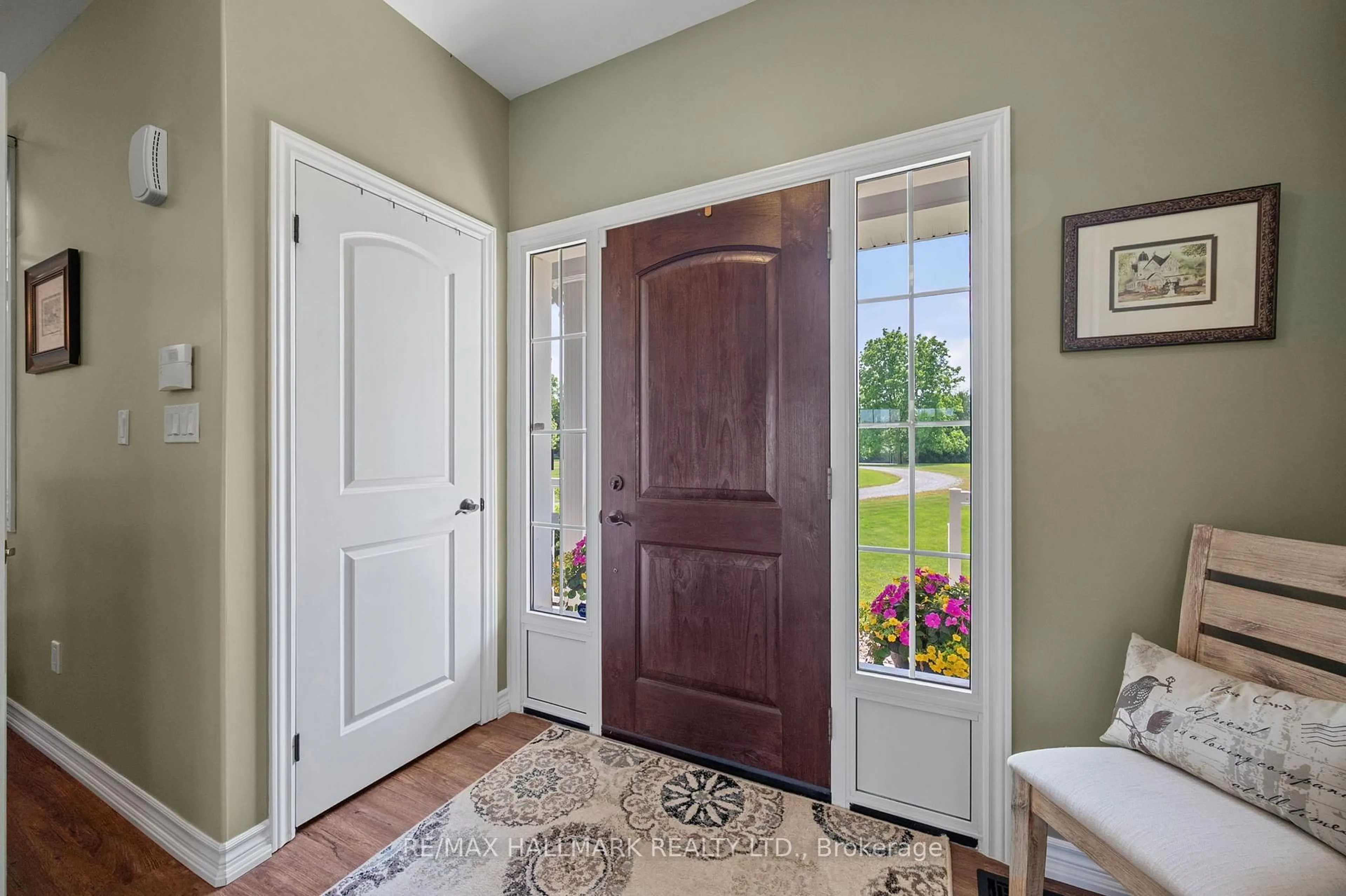 Indoor entryway for 185 Riverbank Dr, Georgina Ontario L0E 1N0