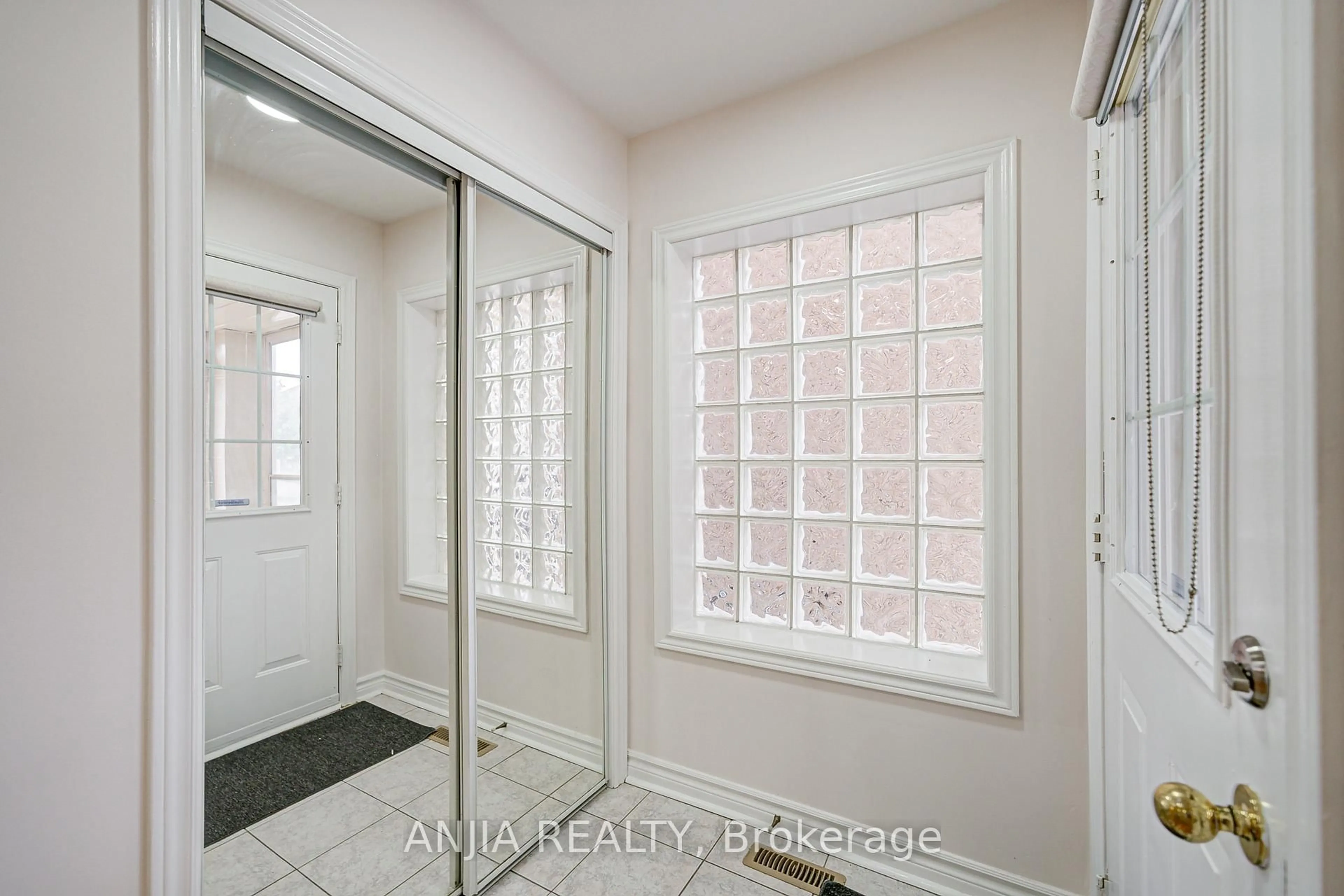 Indoor entryway for 203 Milliken Meadows Dr, Markham Ontario L3R 0V9