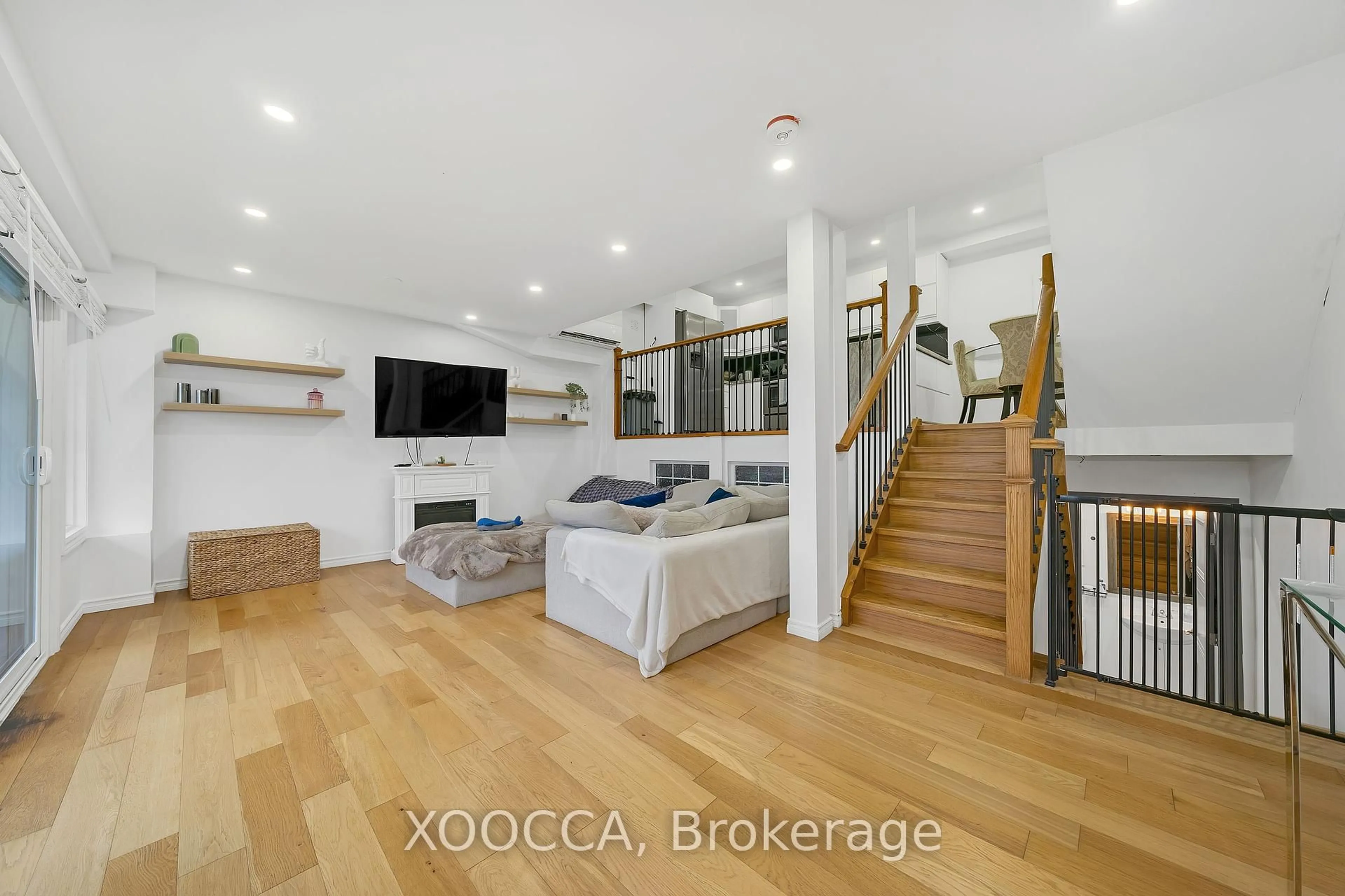 Unknown for 80 Springfair Ave, Aurora Ontario L4G 3M2
