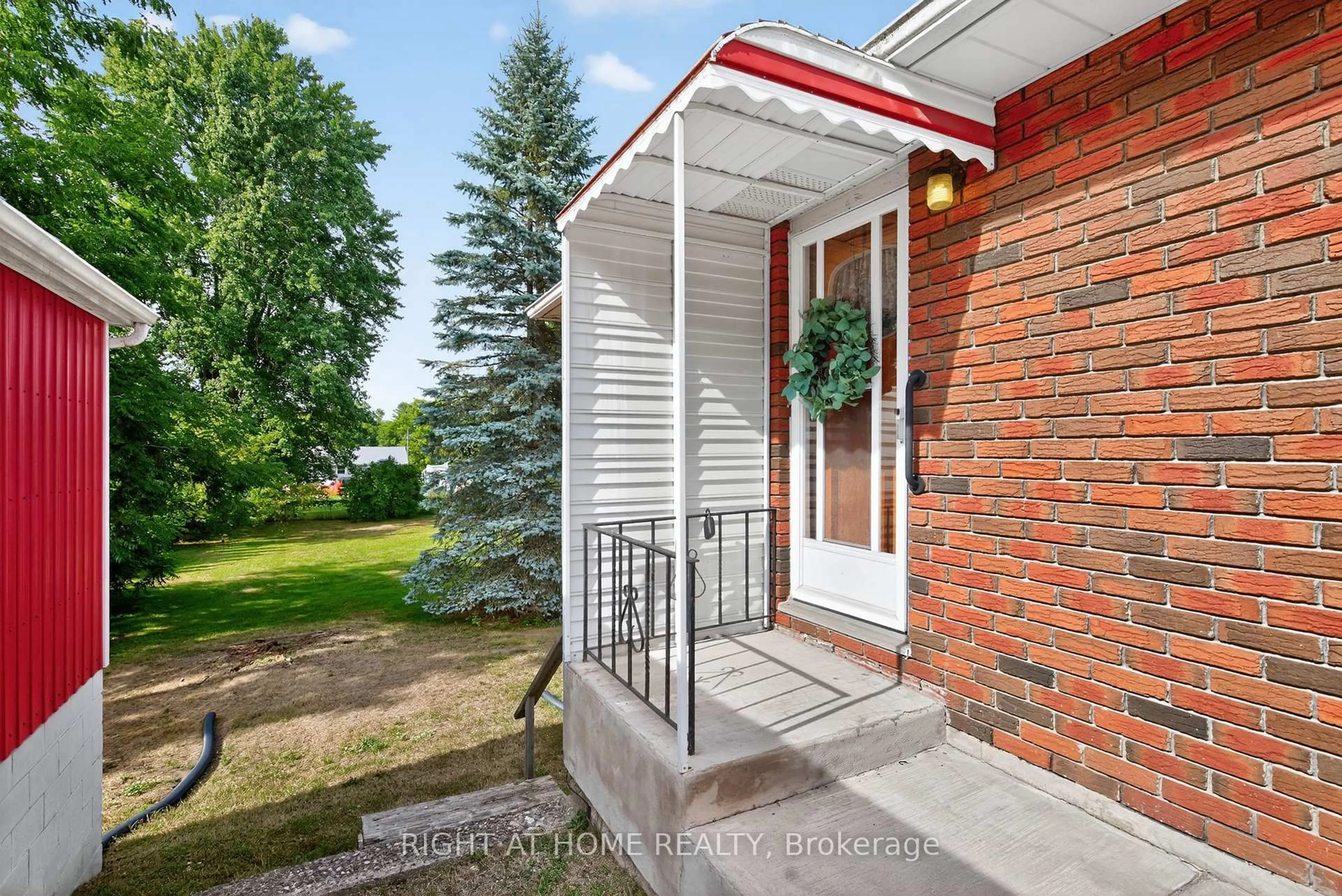 Indoor entryway for 167 Margaret St, Essa Ontario L0M 1B0