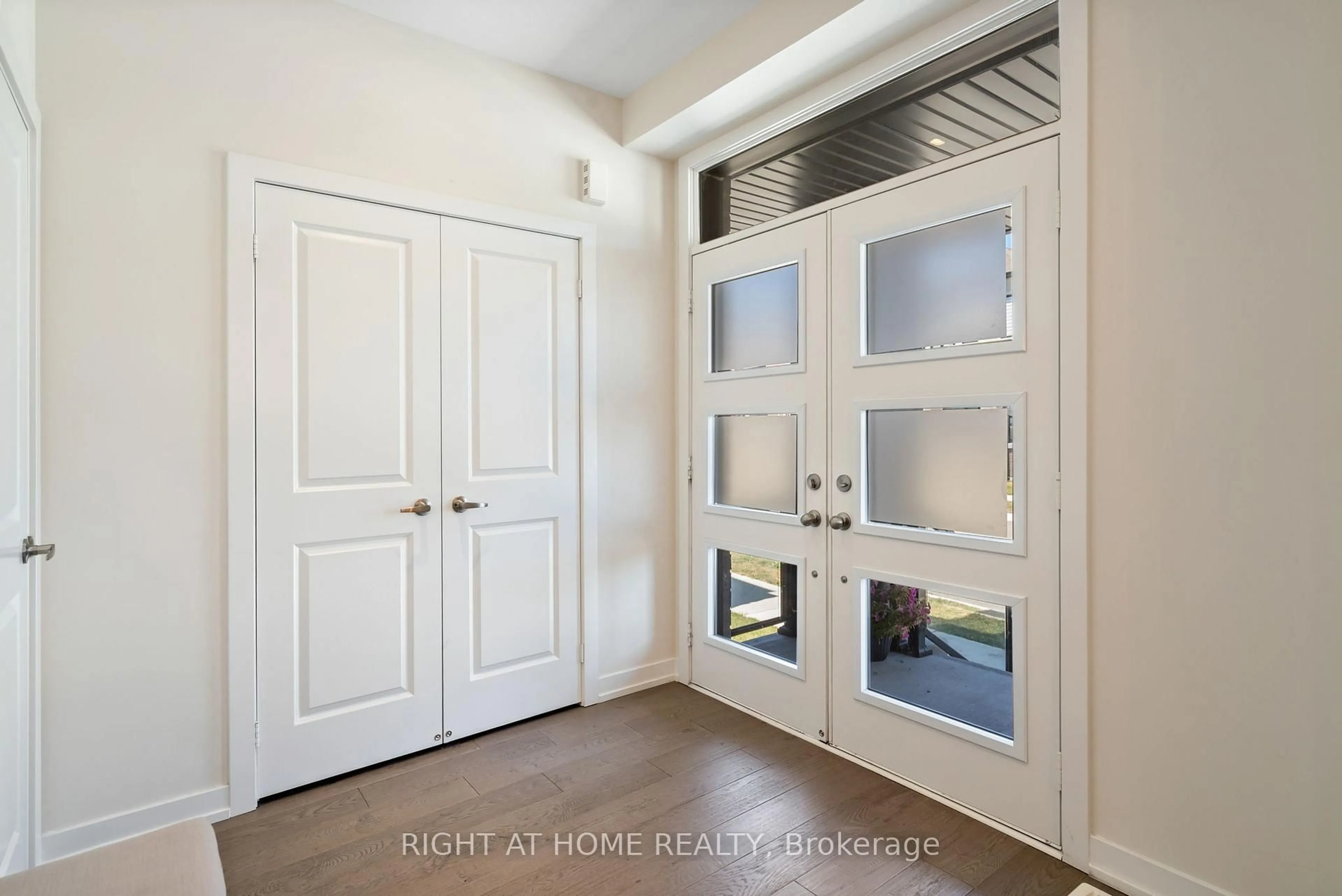 Indoor entryway for 15 Sugarberry Ave, Markham Ontario L6B 1N9