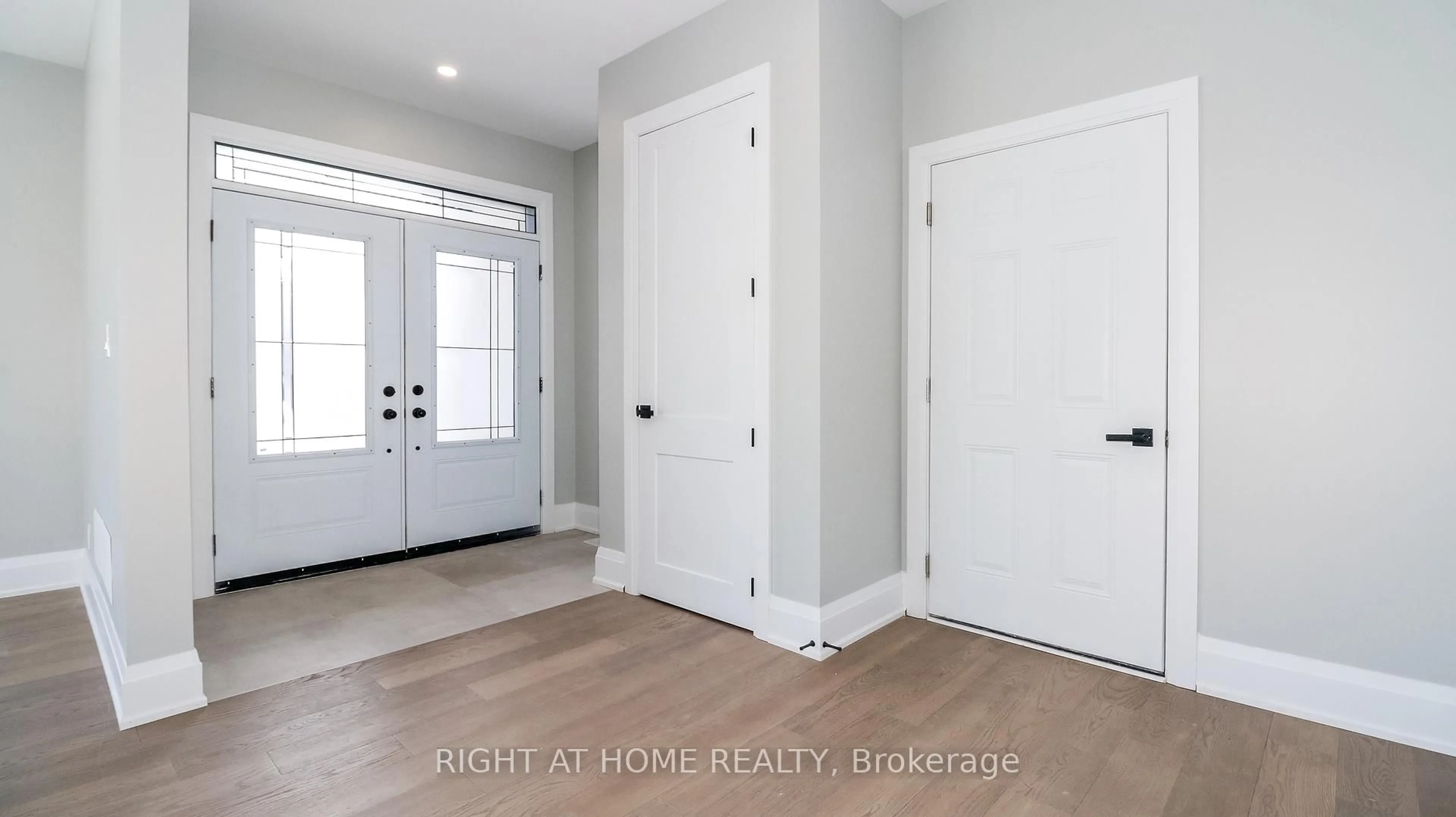 Indoor entryway for 1012 Ferrier Ave, Innisfil Ontario L0L 1W0