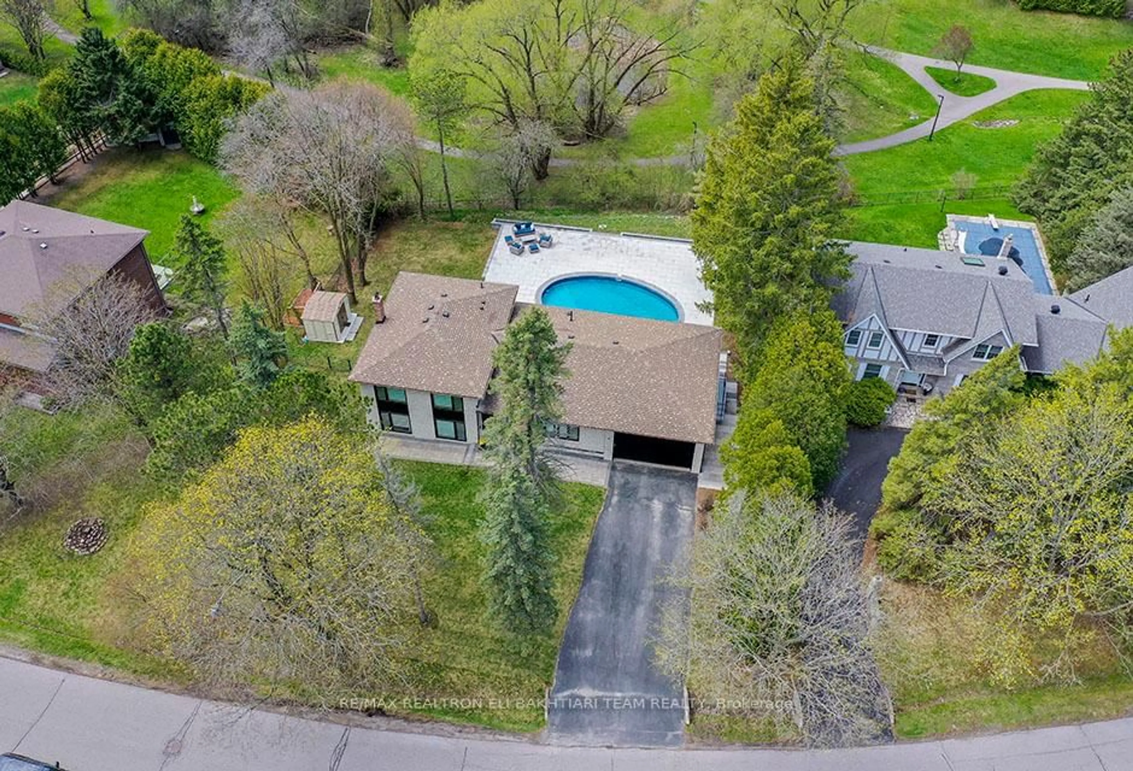 A pic from outside/outdoor area/front of a property/back of a property/a pic from drone, street for 56 Cynthia Cres, Richmond Hill Ontario L4E 2P9