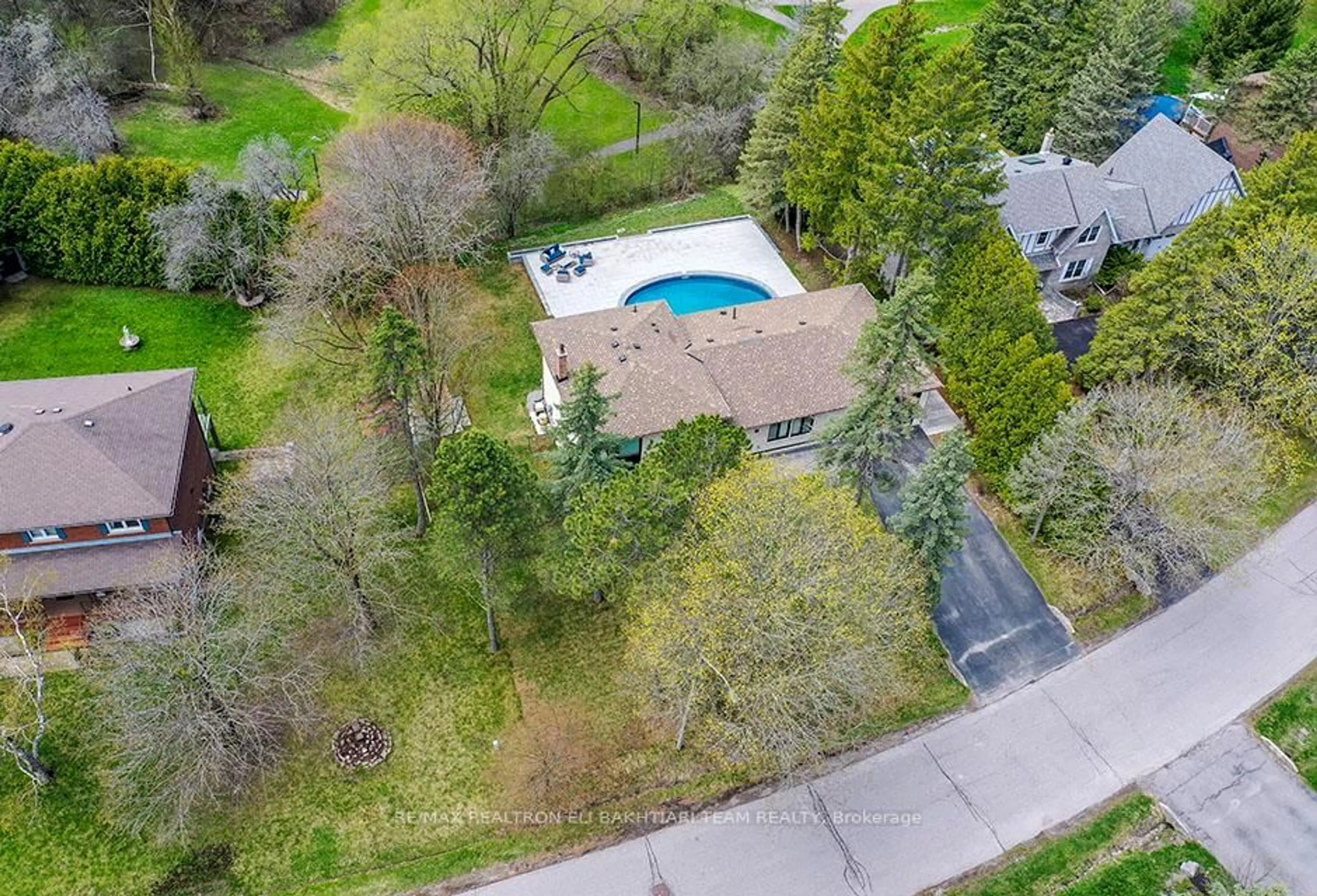A pic from outside/outdoor area/front of a property/back of a property/a pic from drone, unknown for 56 Cynthia Cres, Richmond Hill Ontario L4E 2P9
