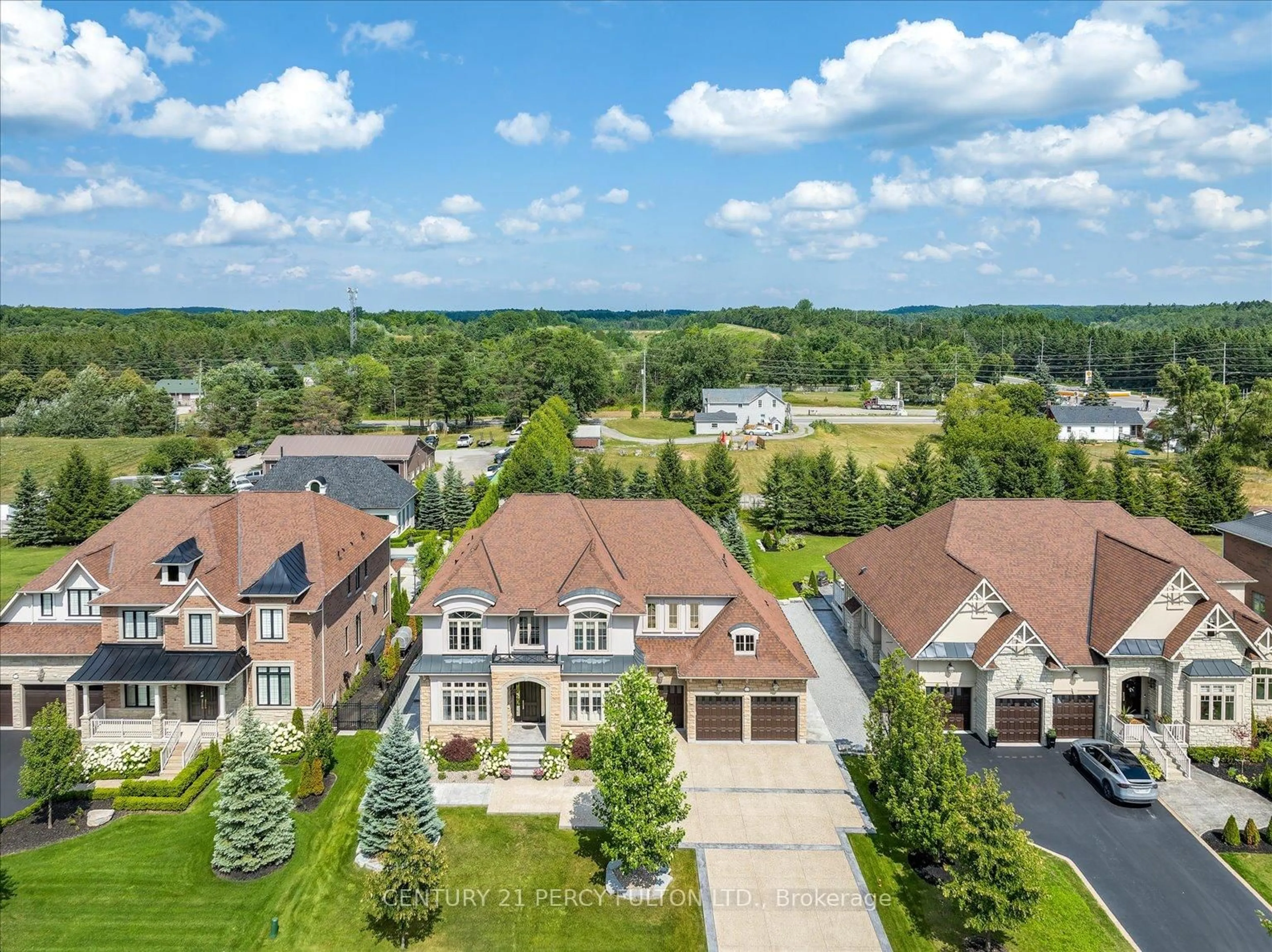 A pic from outside/outdoor area/front of a property/back of a property/a pic from drone, mountain view for 13 Country Club Cres, Uxbridge Ontario L9P 0B8