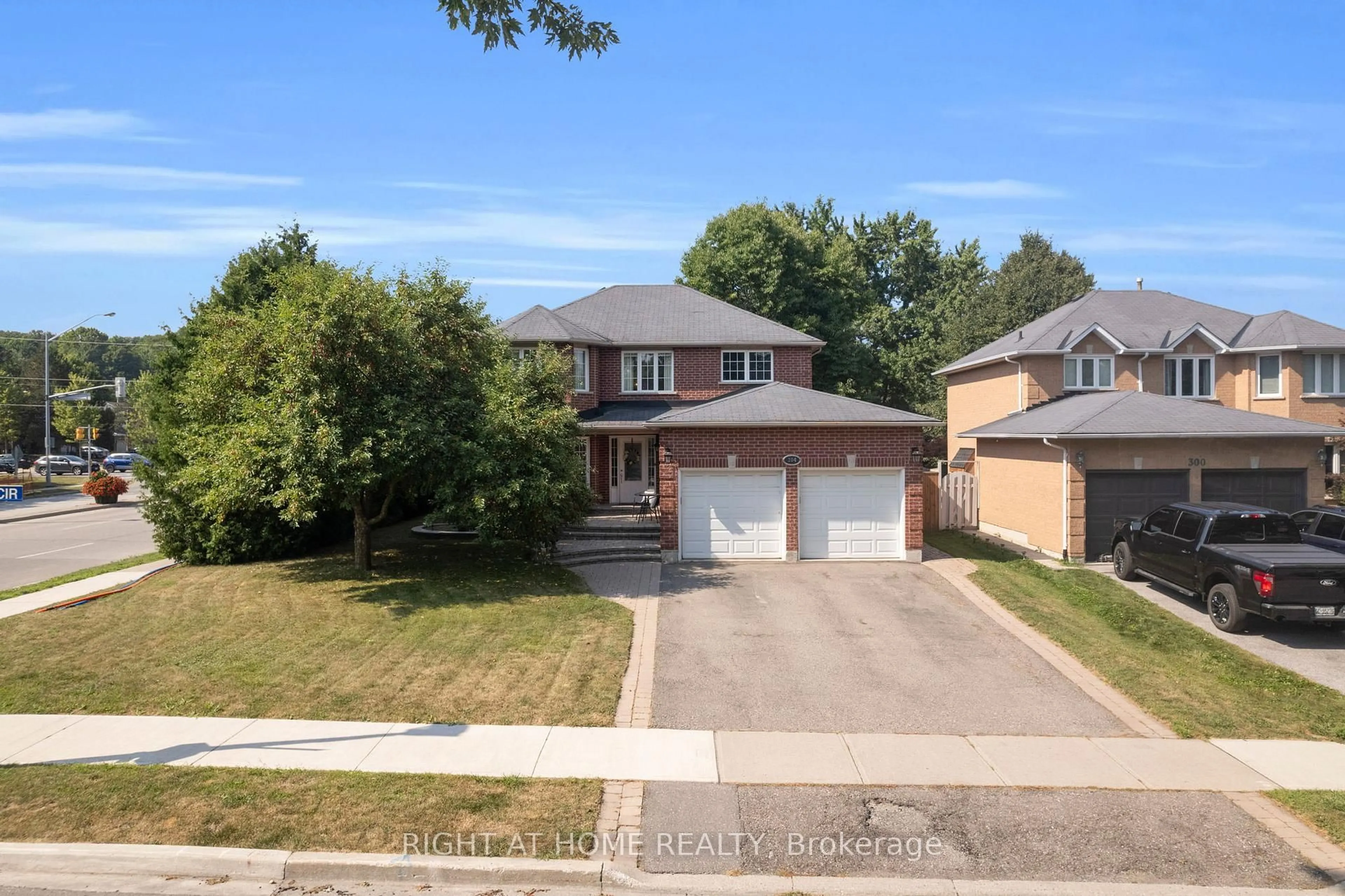 A pic from outside/outdoor area/front of a property/back of a property/a pic from drone, street for 304 Rhodes Circ, Newmarket Ontario L3X 1V4