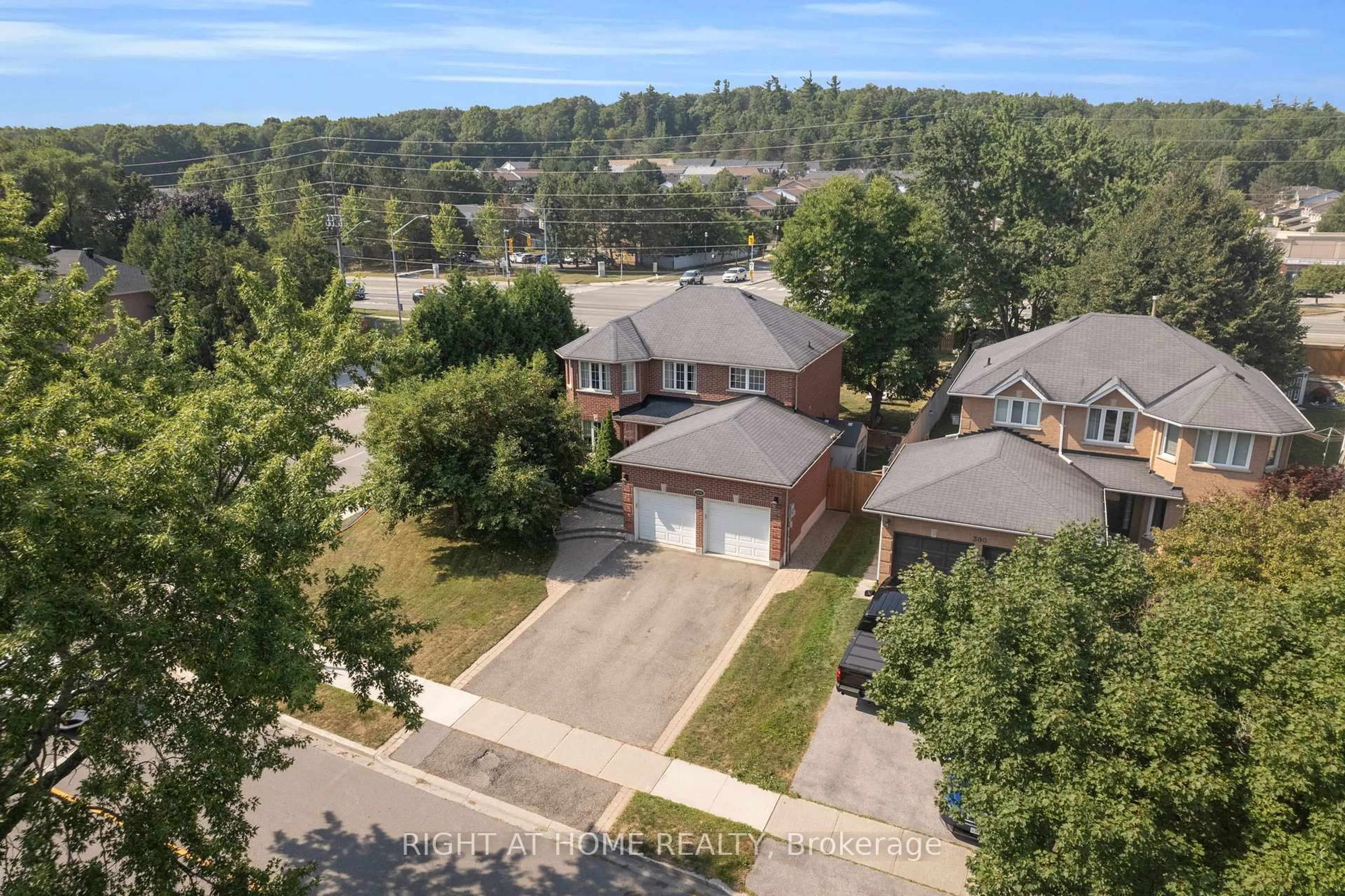 A pic from outside/outdoor area/front of a property/back of a property/a pic from drone, street for 304 Rhodes Circ, Newmarket Ontario L3X 1V4
