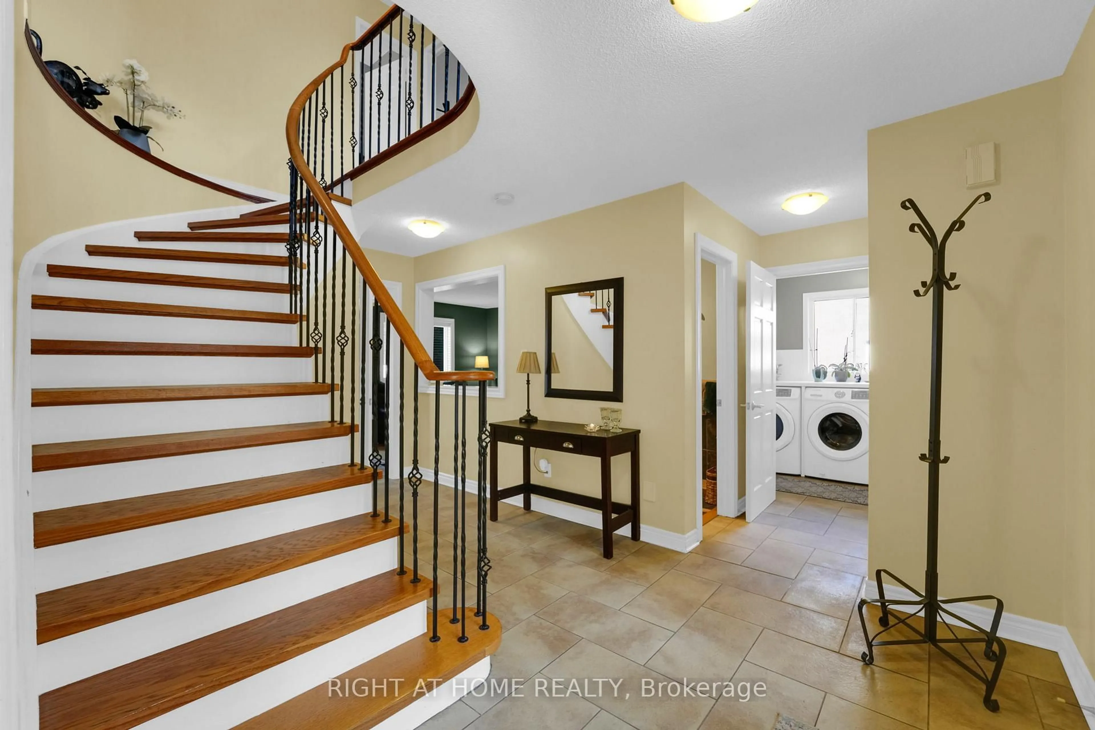 Indoor entryway for 304 Rhodes Circ, Newmarket Ontario L3X 1V4