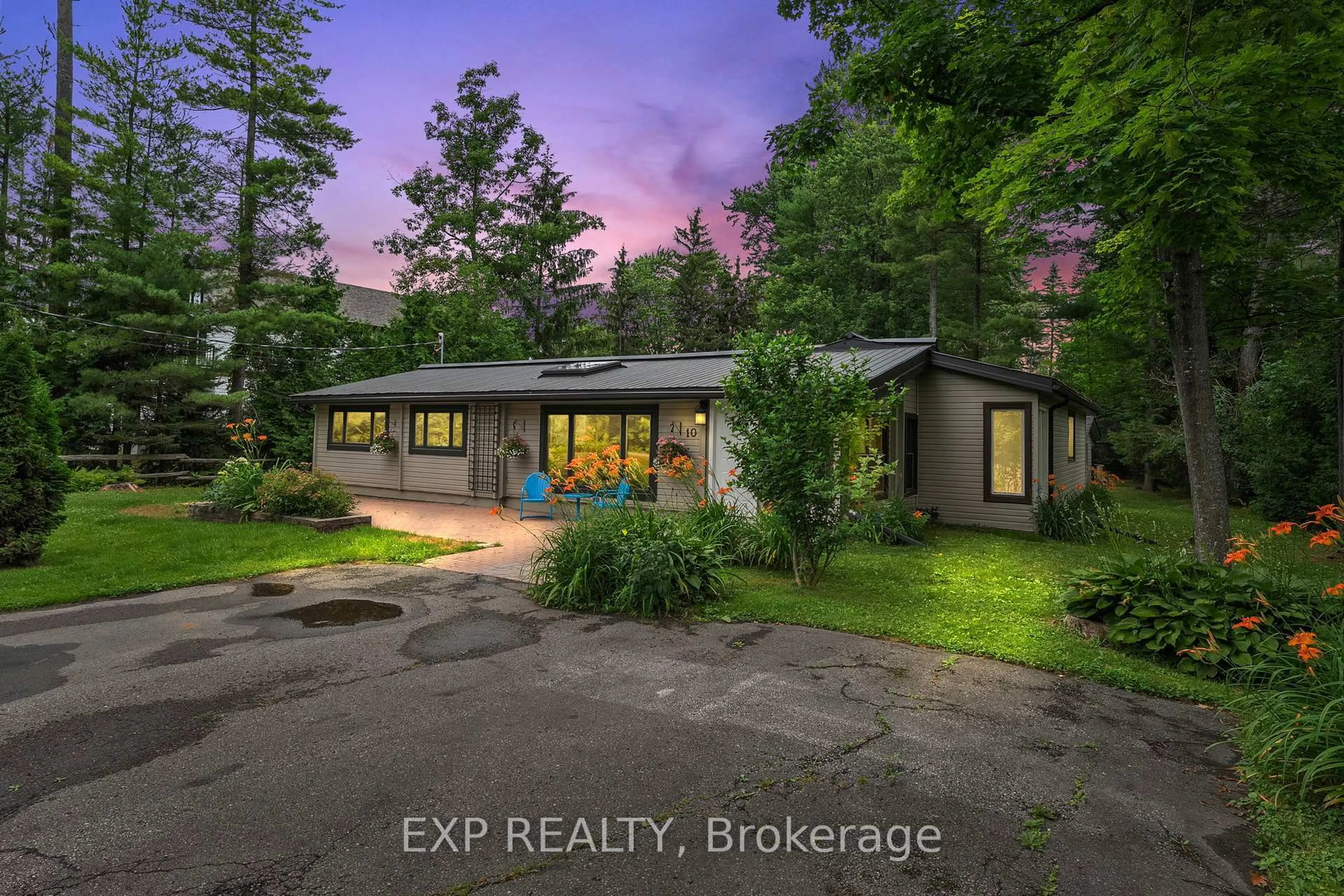 A pic from outside/outdoor area/front of a property/back of a property/a pic from drone, unknown for 10 Maplewood Lane, Georgina Ontario L0E 1R0