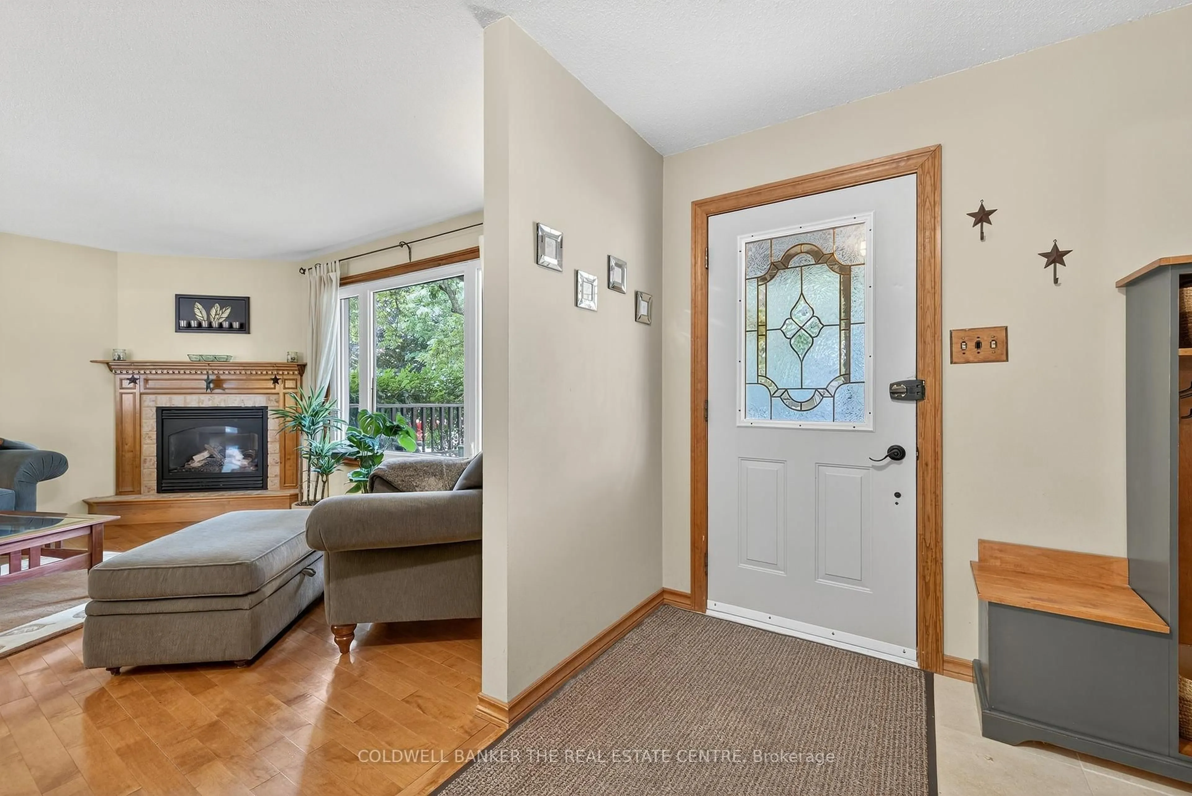 Indoor entryway for 869 Magnolia Ave, Newmarket Ontario L3Y 5H5