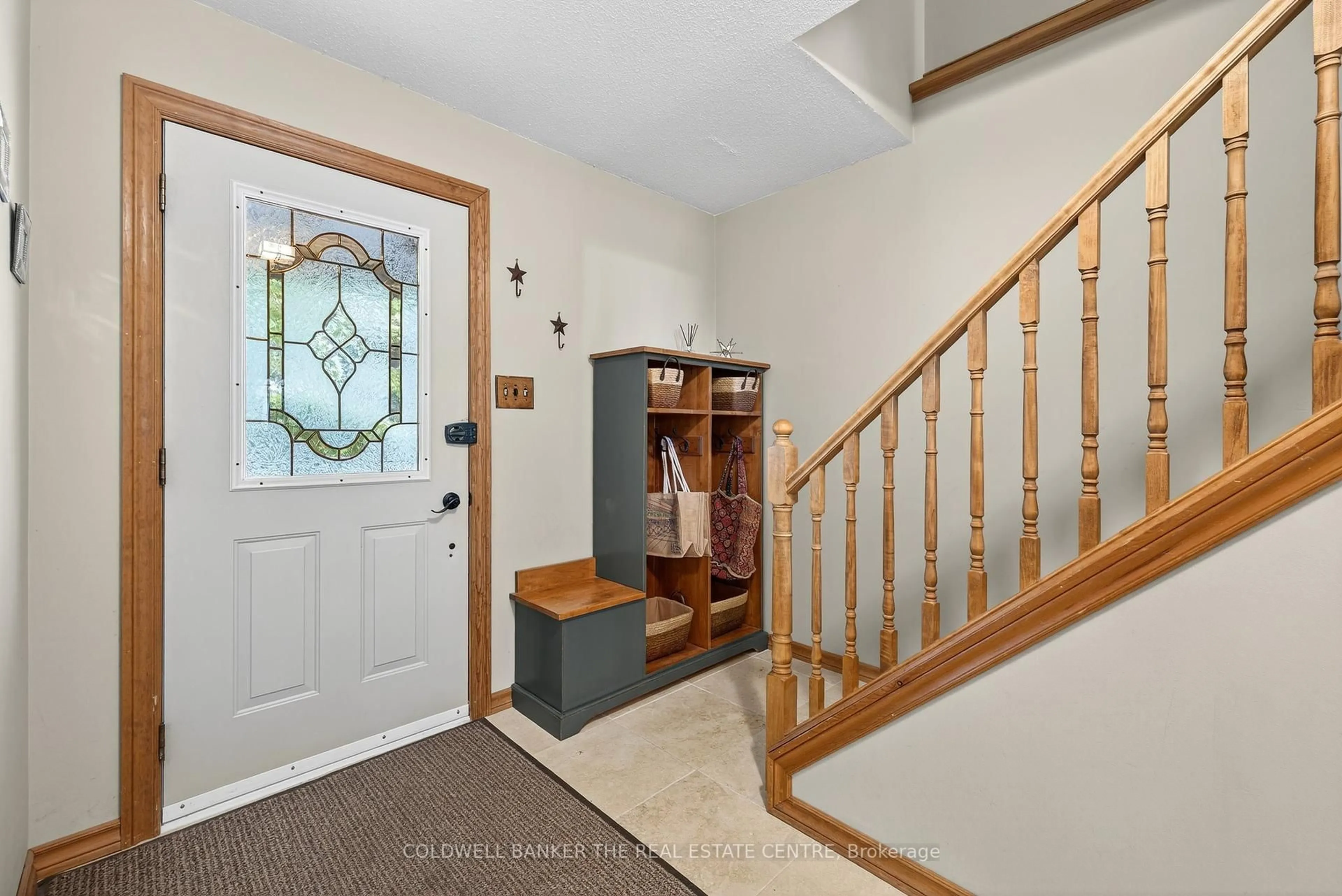 Indoor entryway for 869 Magnolia Ave, Newmarket Ontario L3Y 5H5
