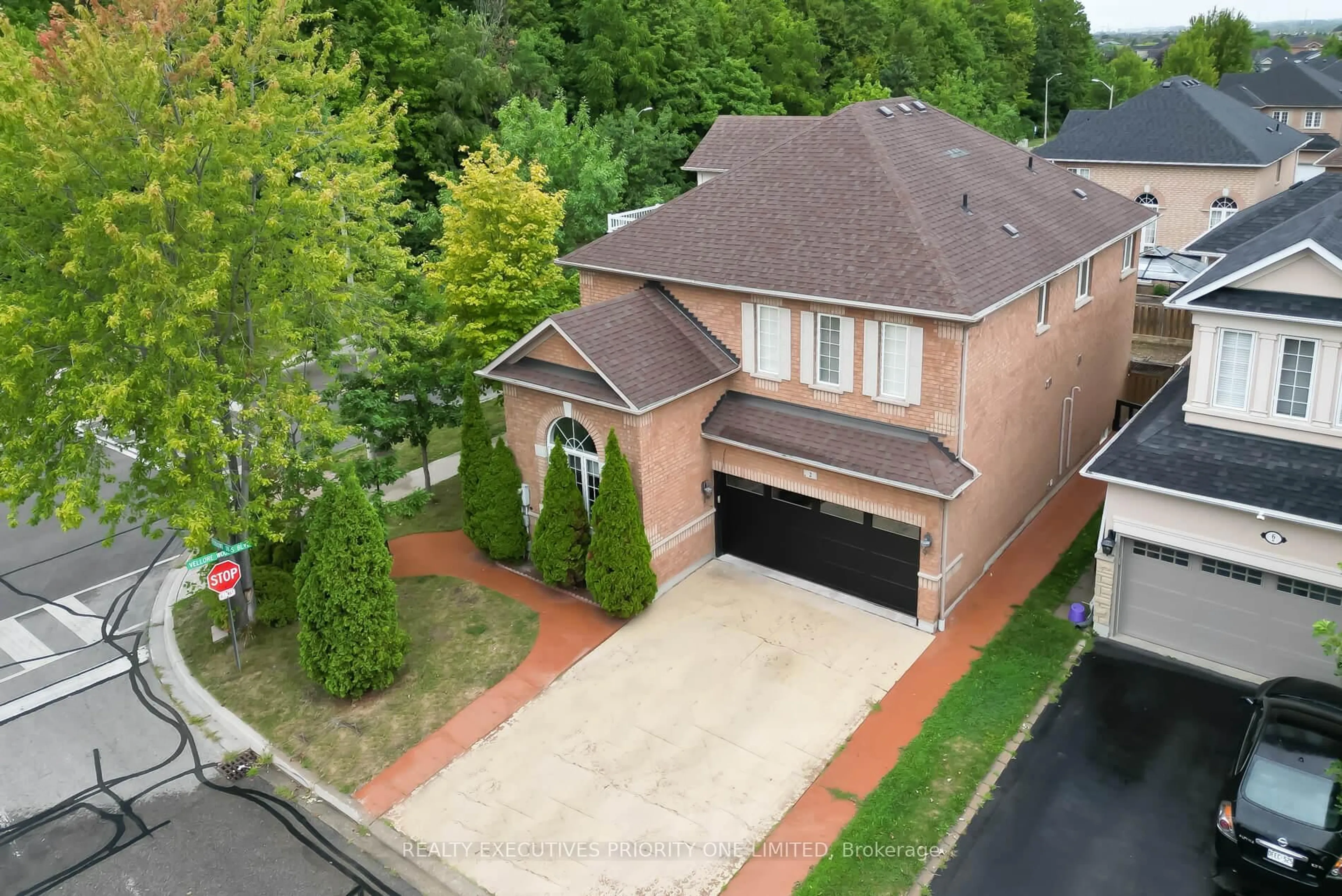 A pic from outside/outdoor area/front of a property/back of a property/a pic from drone, street for 2 Foxhunt Dr, Vaughan Ontario L4H 2K8