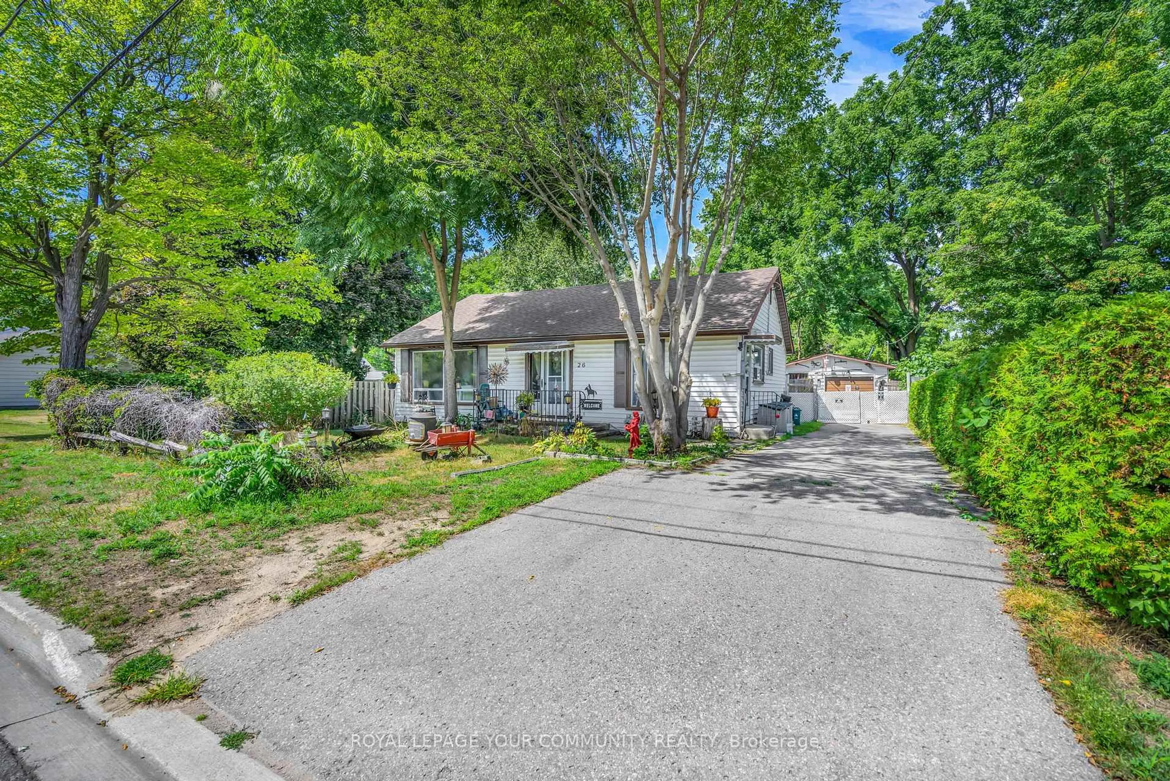 A pic from outside/outdoor area/front of a property/back of a property/a pic from drone, street for 26 St. James St, Georgina Ontario L0E 1R0