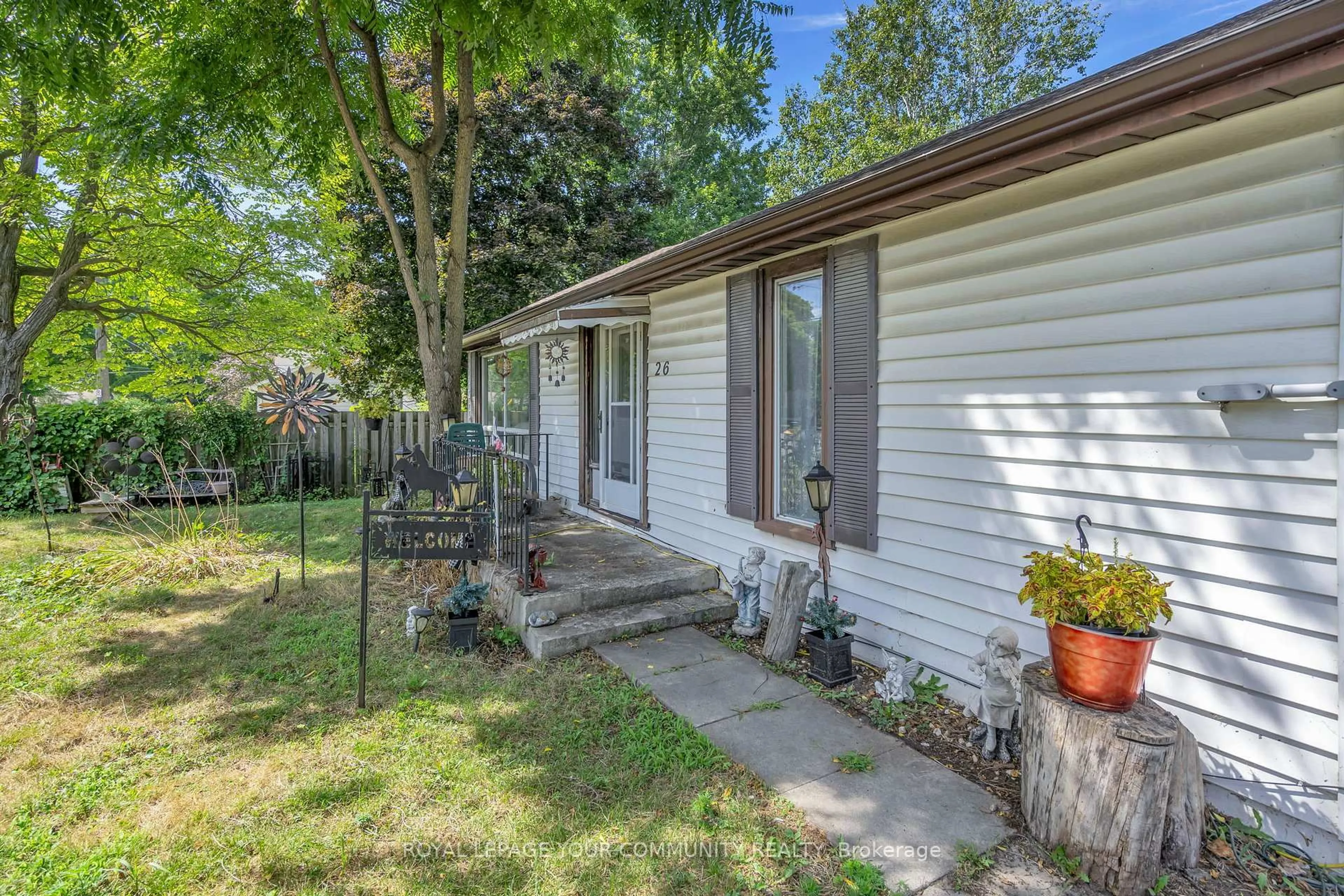 Patio, street for 26 St. James St, Georgina Ontario L0E 1R0