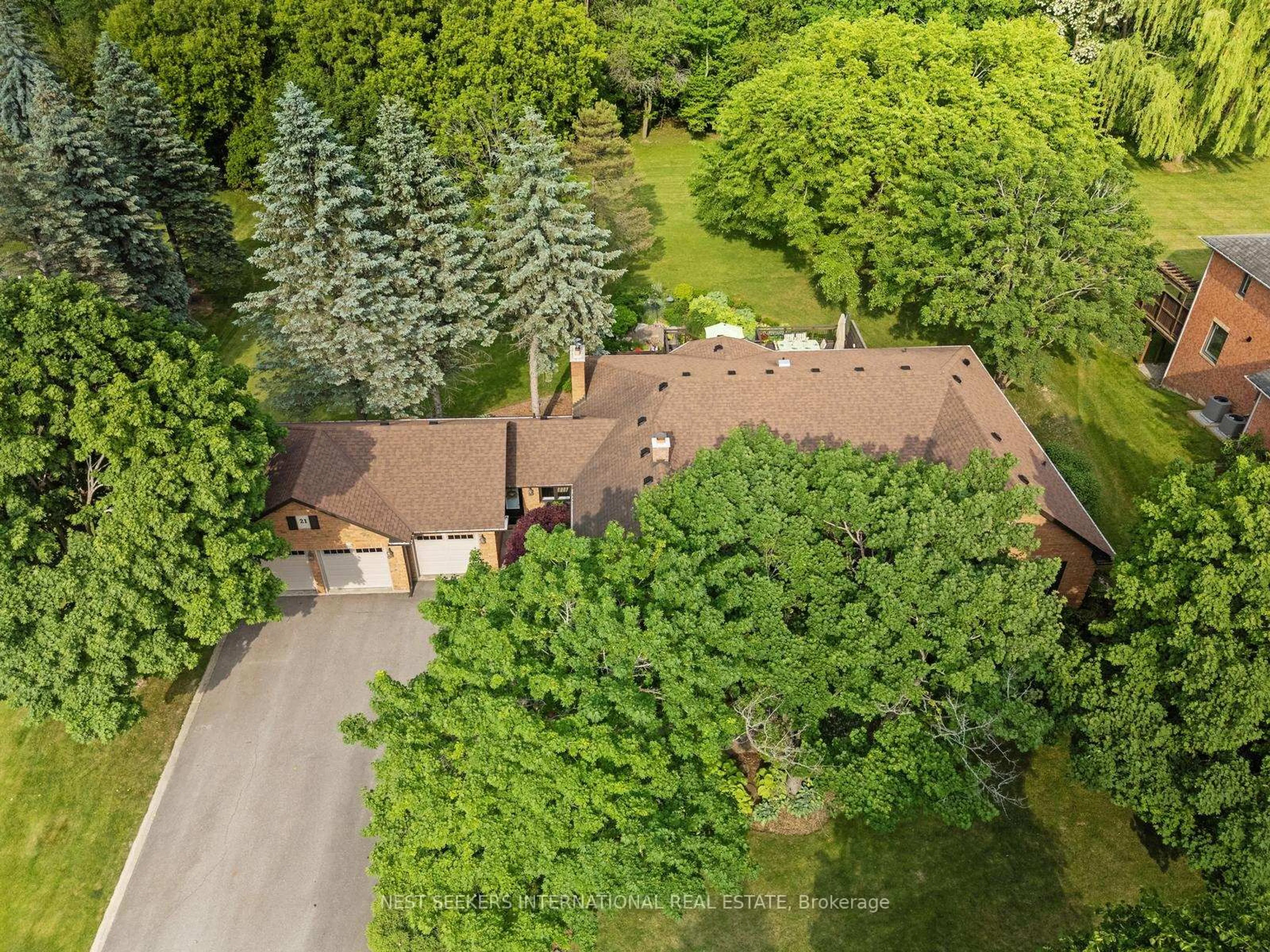 A pic from outside/outdoor area/front of a property/back of a property/a pic from drone, forest/trees view for 21 Rolling Crt, King Ontario L7B 1E8
