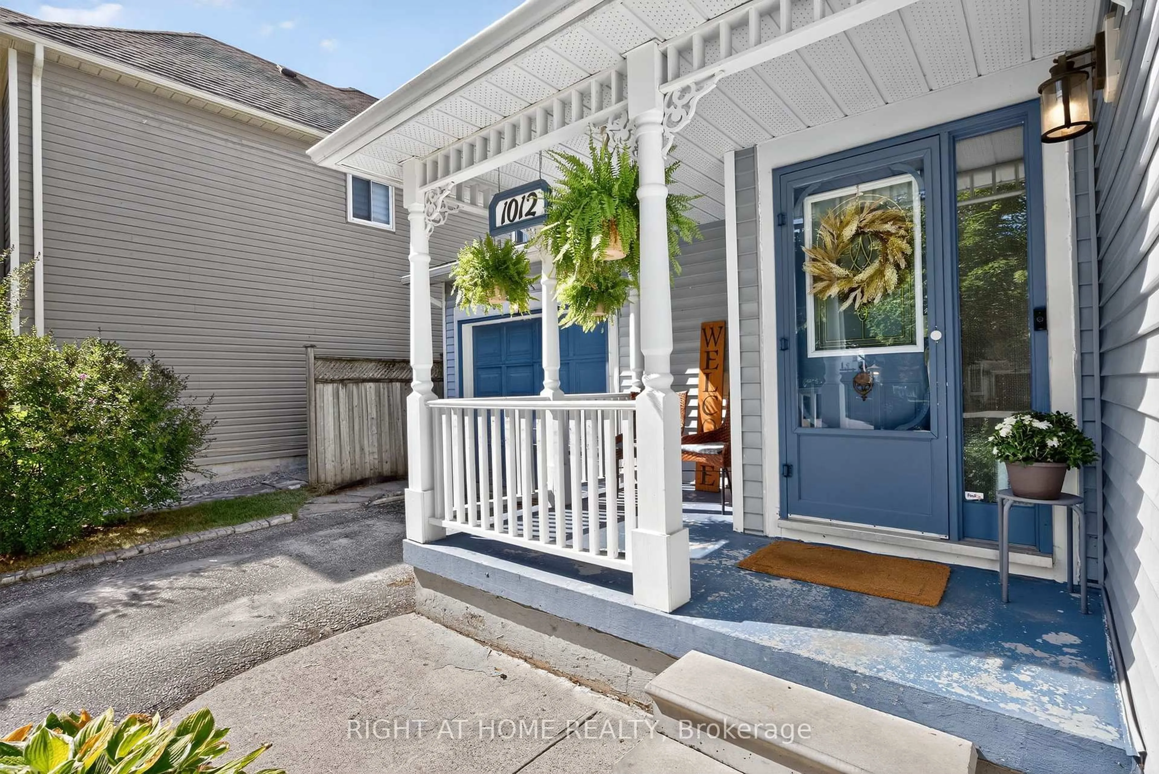 Indoor entryway for 1012 Linden St, Innisfil Ontario L9S 1W4