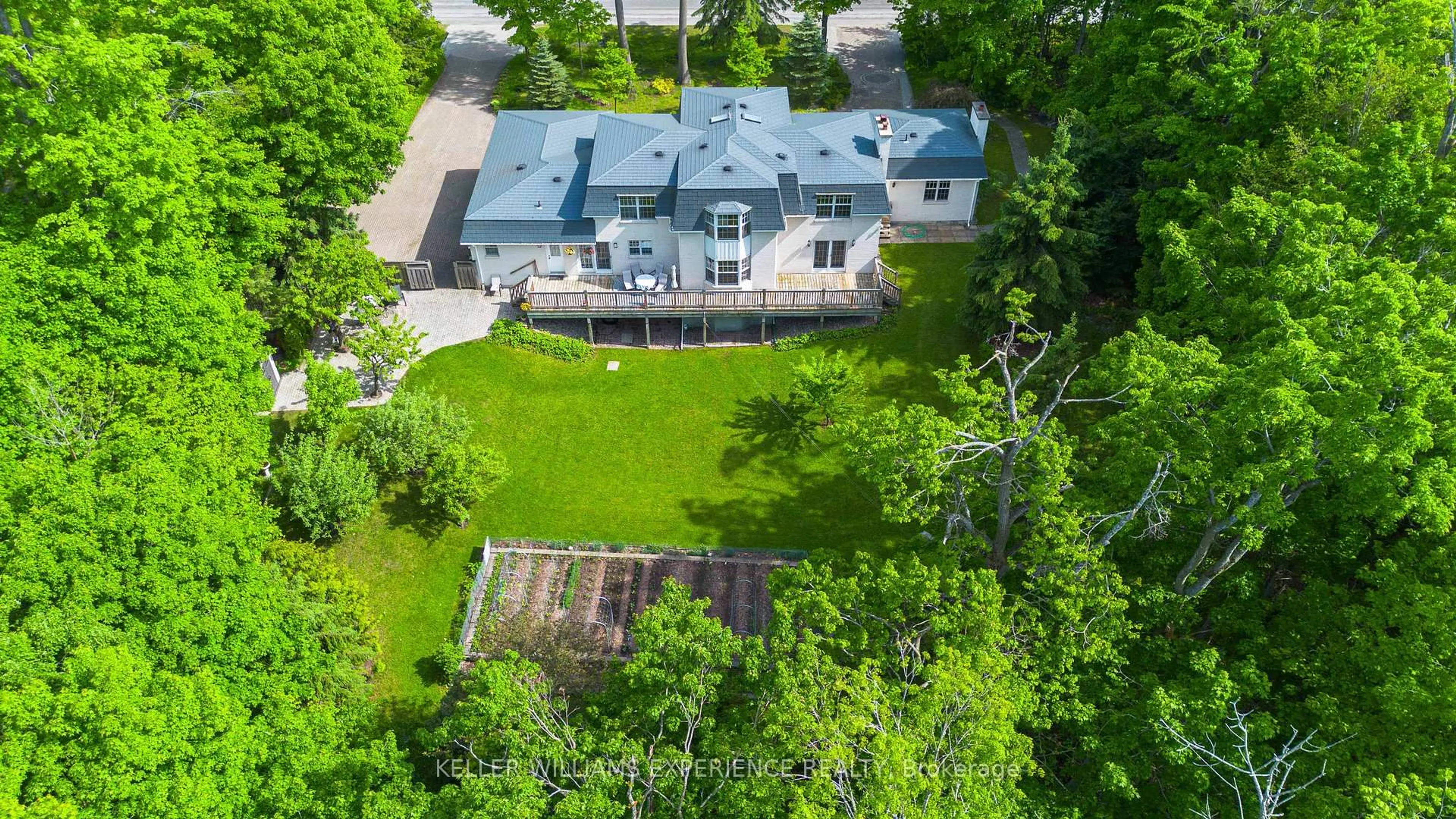 A pic from outside/outdoor area/front of a property/back of a property/a pic from drone, street for 1836 Quantz Cres, Innisfil Ontario L9S 1X2