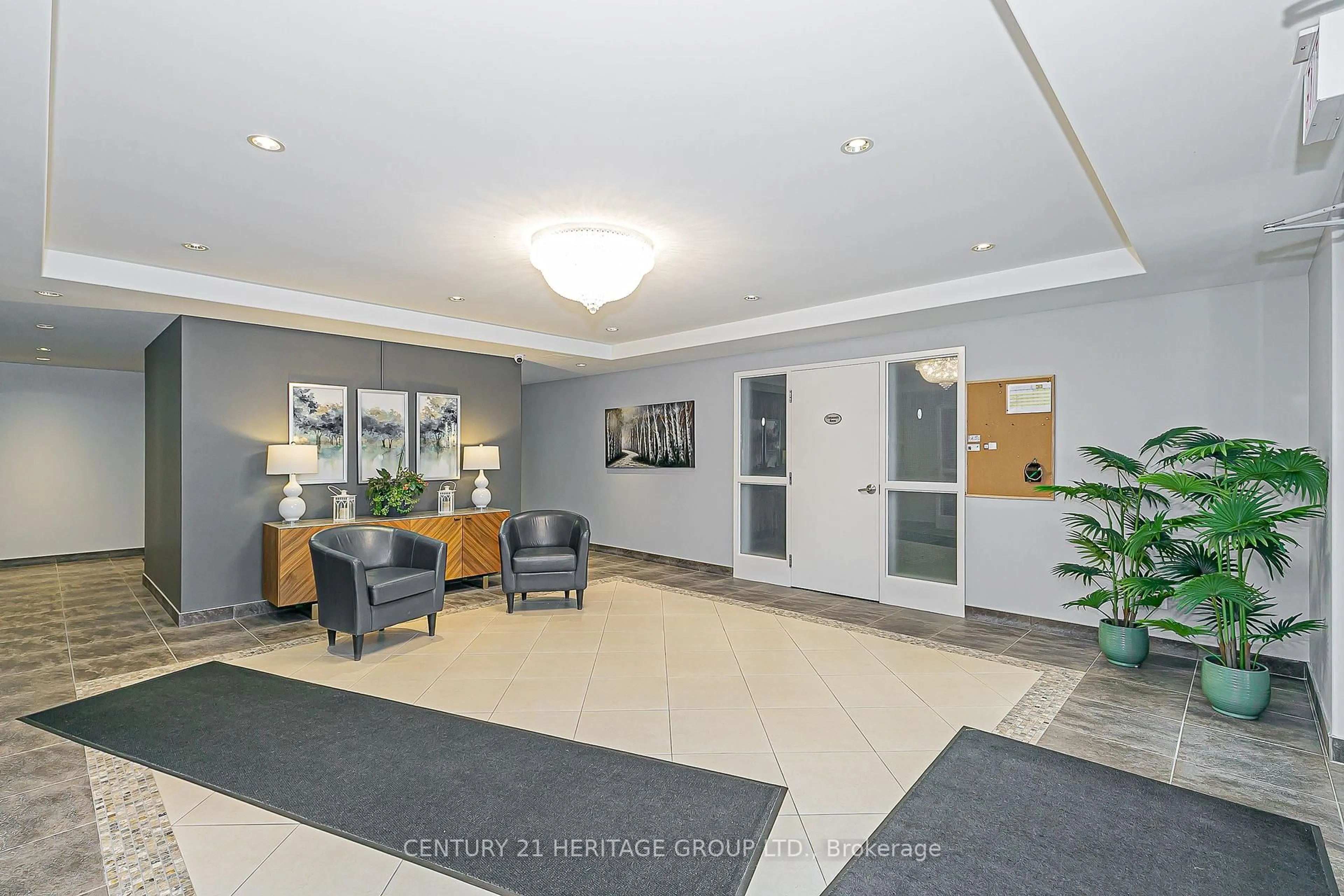 Indoor foyer for 10 Ashton Rd #202, Newmarket Ontario L3Y 5V5