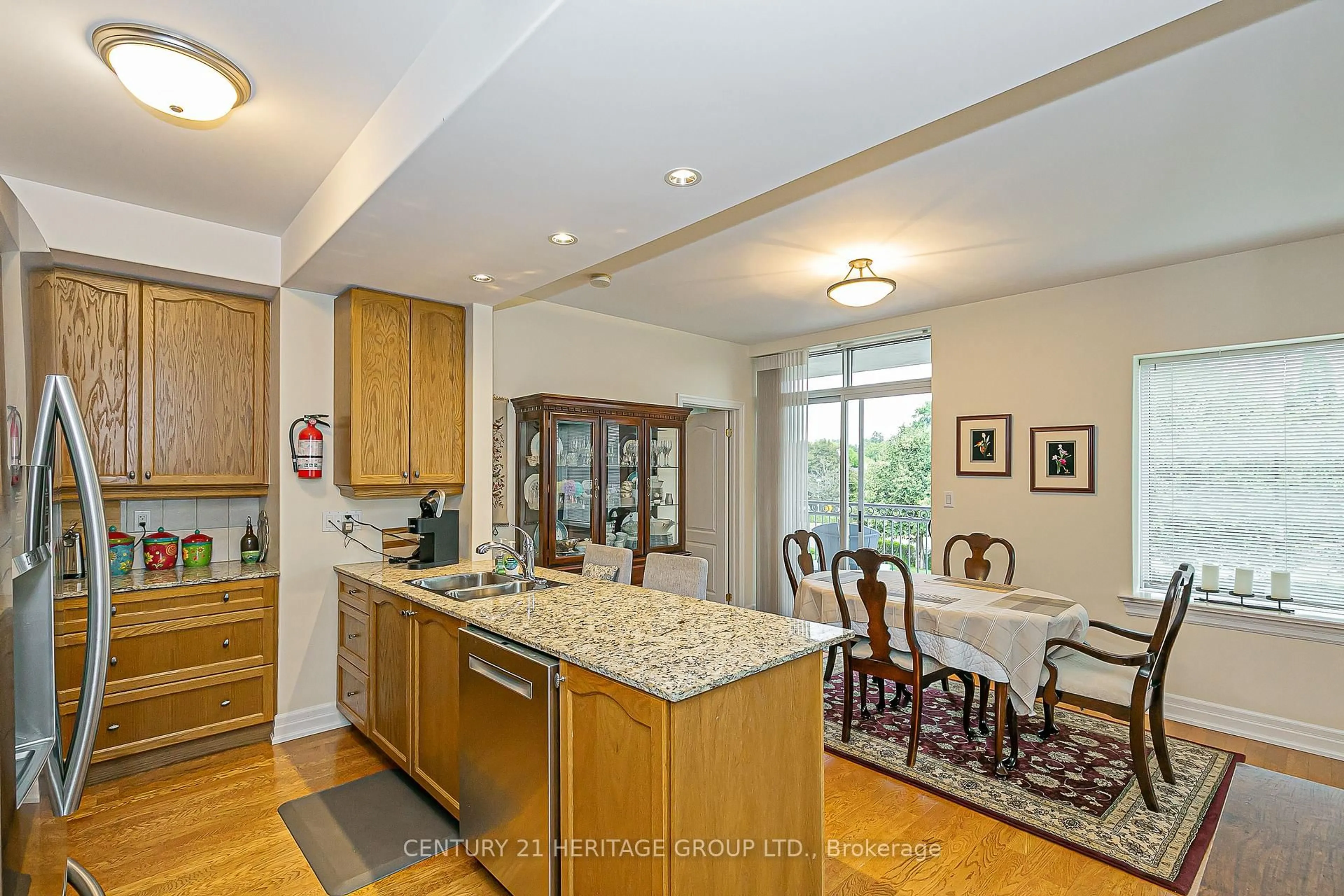 Open concept kitchen, ceramic/tile floor for 10 Ashton Rd #202, Newmarket Ontario L3Y 5V5