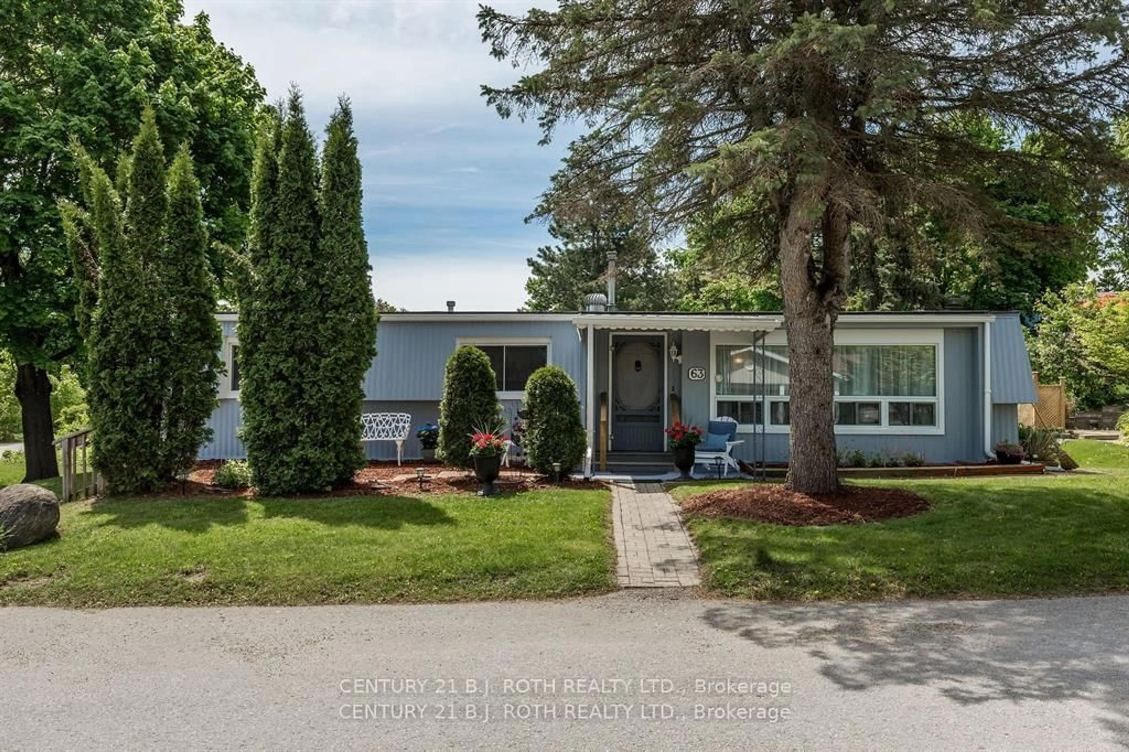 Home with vinyl exterior material, street for 63 Flora Dr, Innisfil Ontario L9S 1R1
