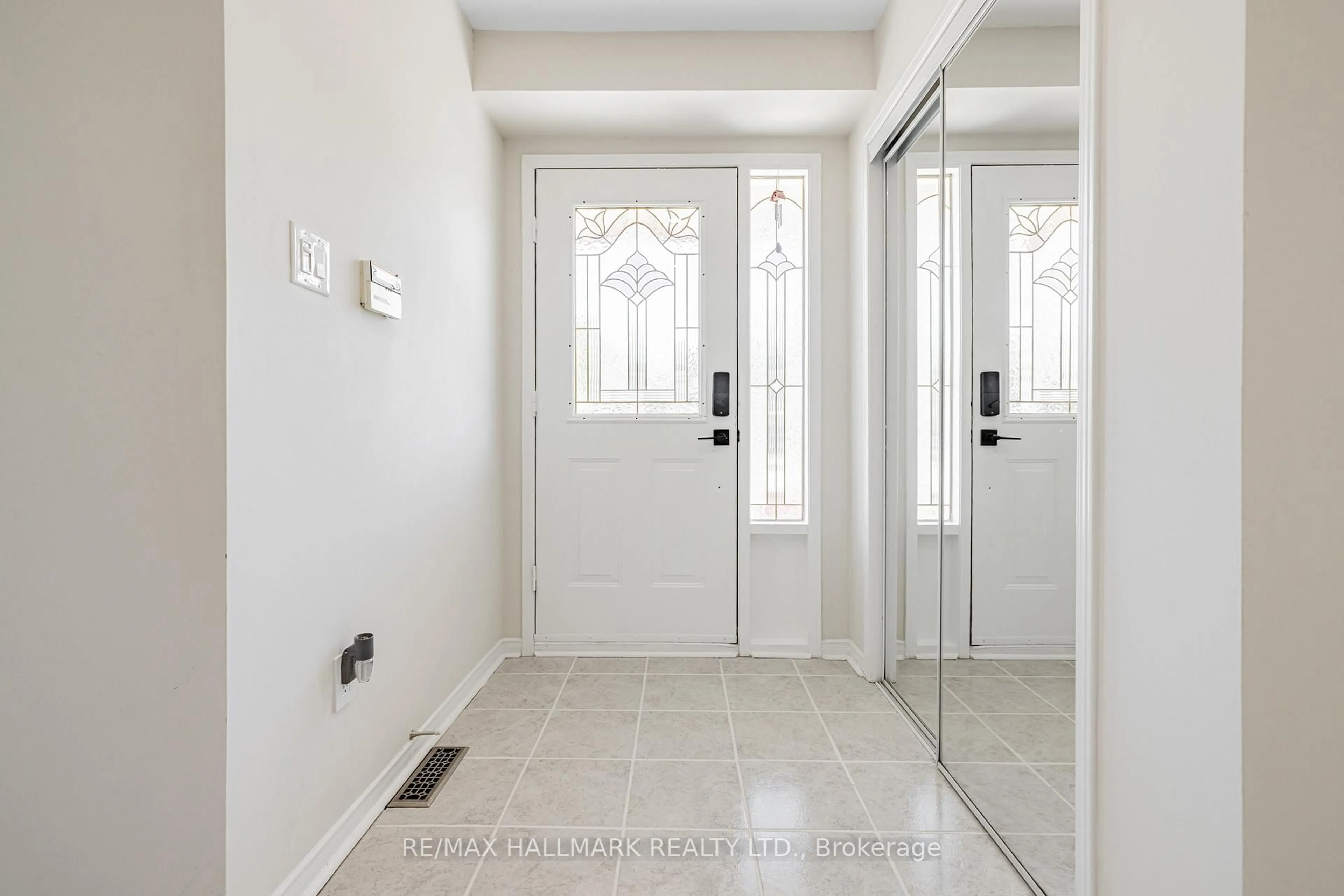 Indoor entryway for 2 Michelle Dr, Vaughan Ontario L4L 9B8