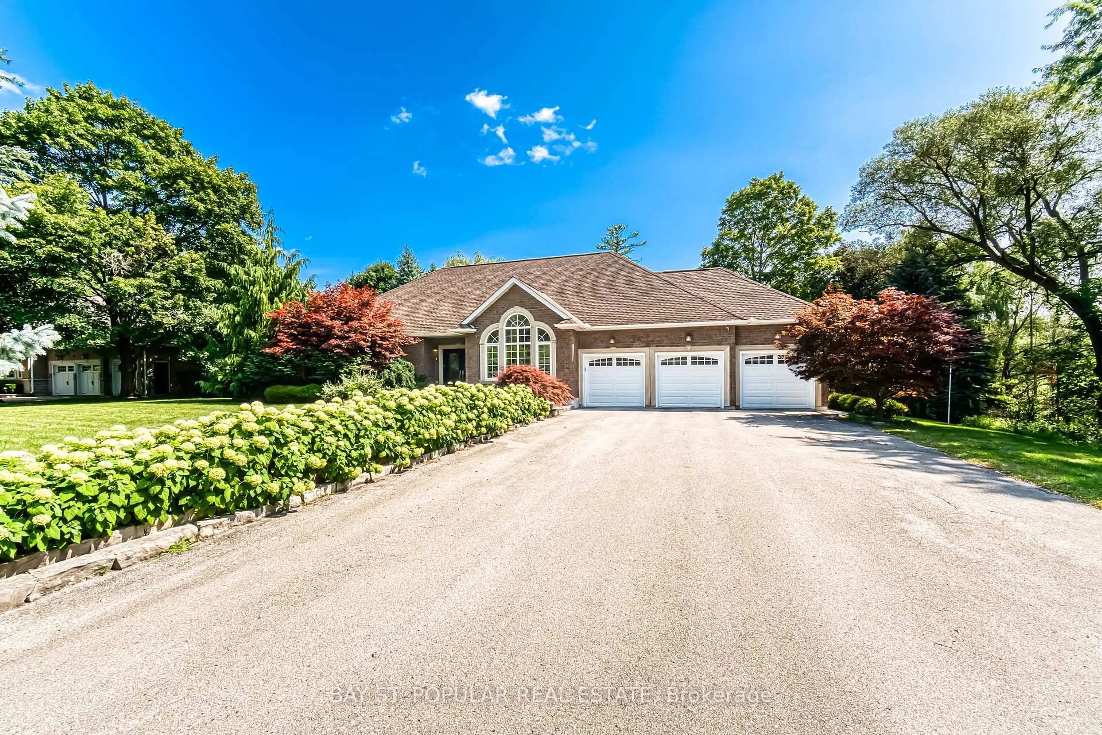 A pic from outside/outdoor area/front of a property/back of a property/a pic from drone, street for 1 Hilldale Rd, Aurora Ontario L4G 6C9