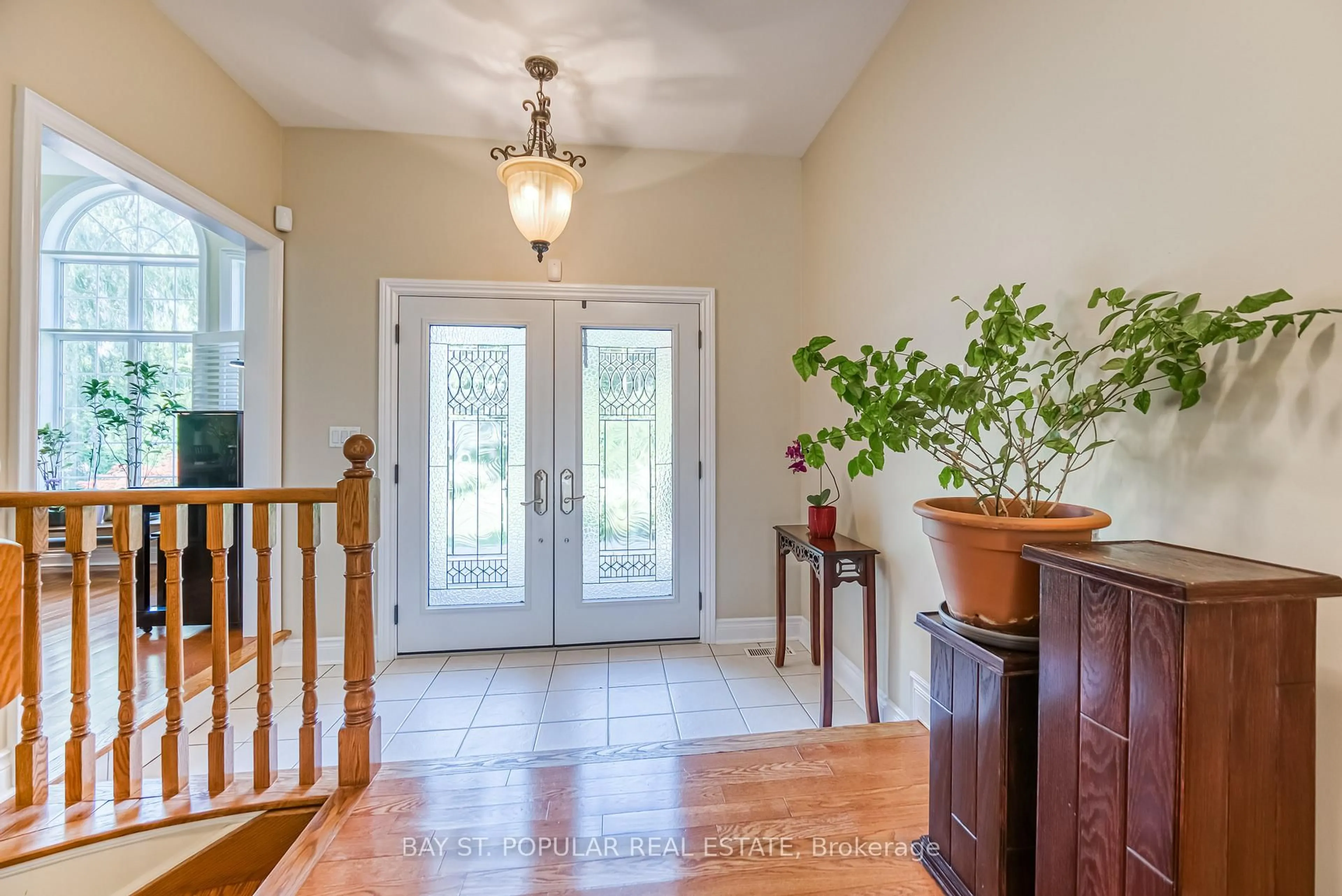 Indoor entryway for 1 Hilldale Rd, Aurora Ontario L4G 6C9