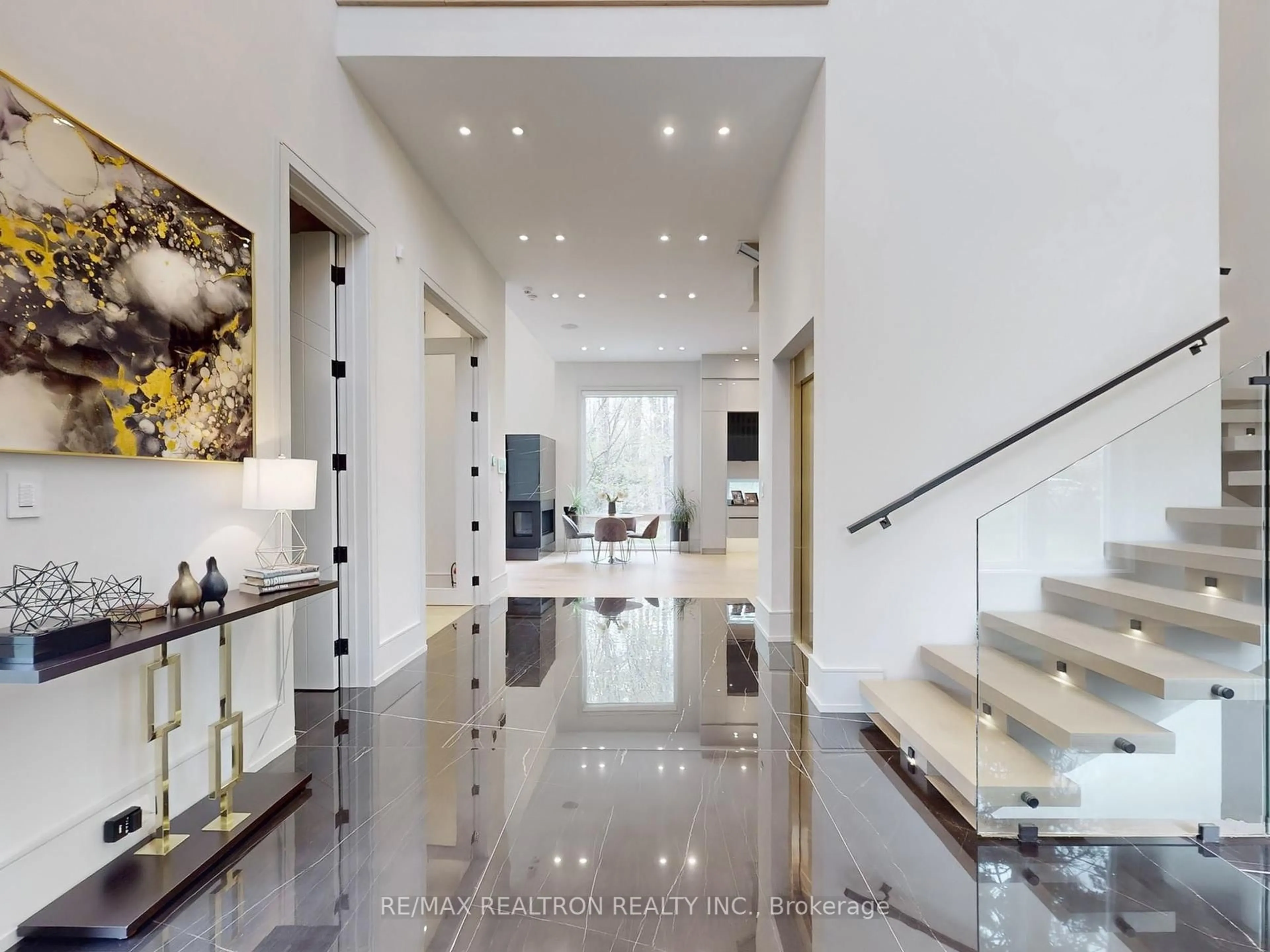 Indoor foyer for 8 Elspeth Pl, Markham Ontario L3T 1C4