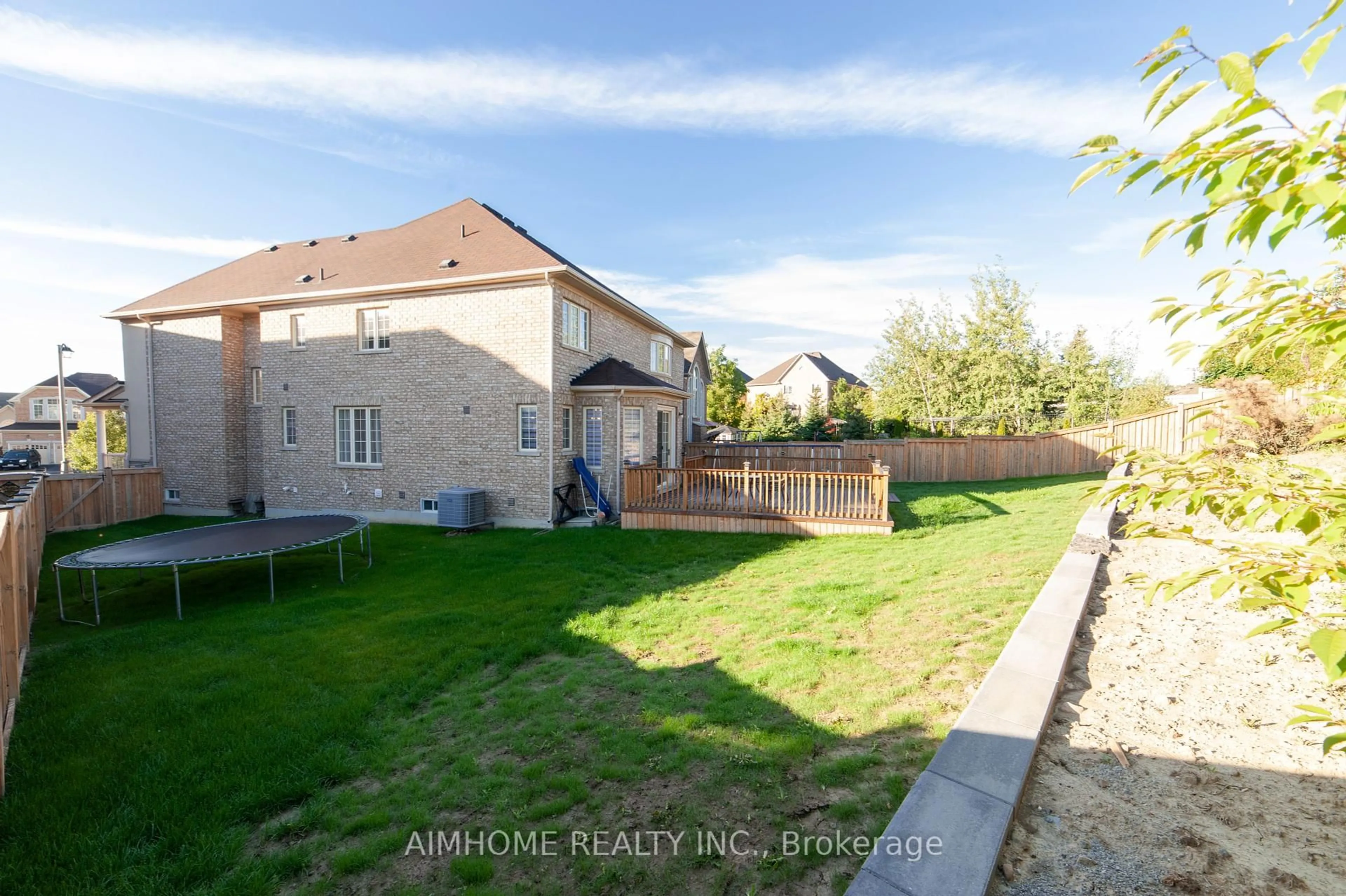 A pic from outside/outdoor area/front of a property/back of a property/a pic from drone, street for 28 Countrywide Crt, Vaughan Ontario L6A 1W7