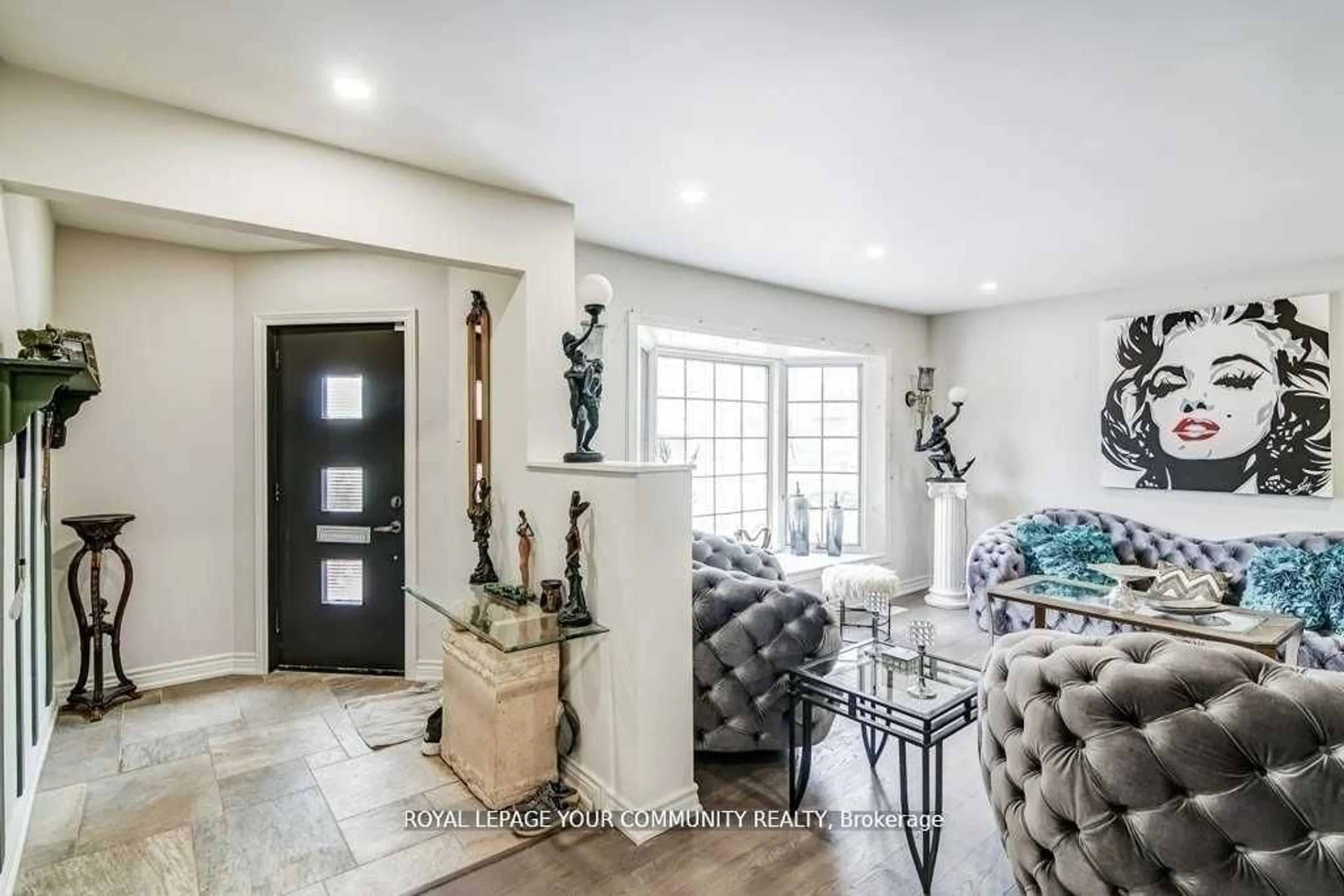 Indoor entryway for 768 Grace St, Newmarket Ontario L3Y 2L3