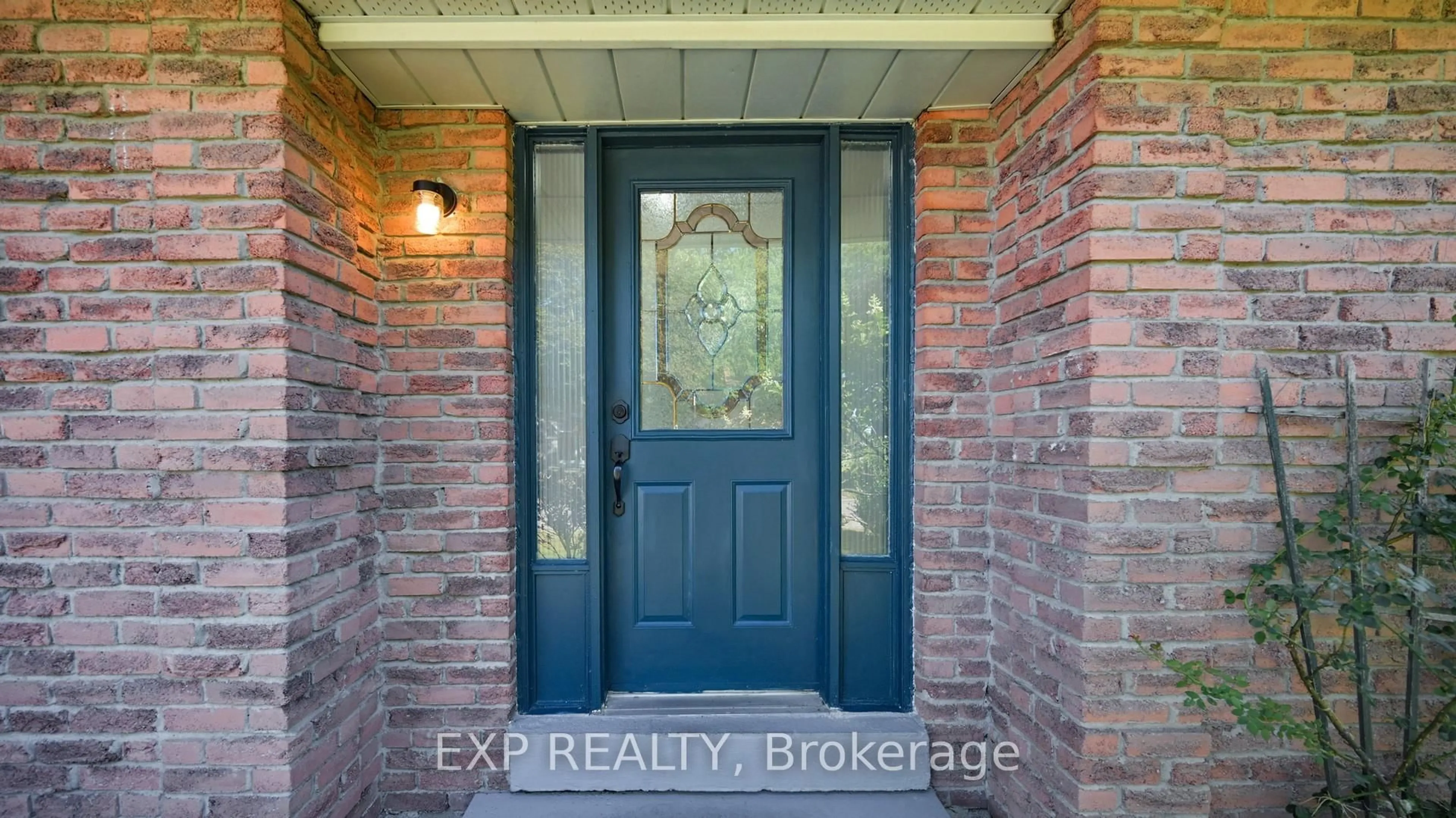 Indoor entryway for 65 Lowe Blvd, Newmarket Ontario L3Y 6H1