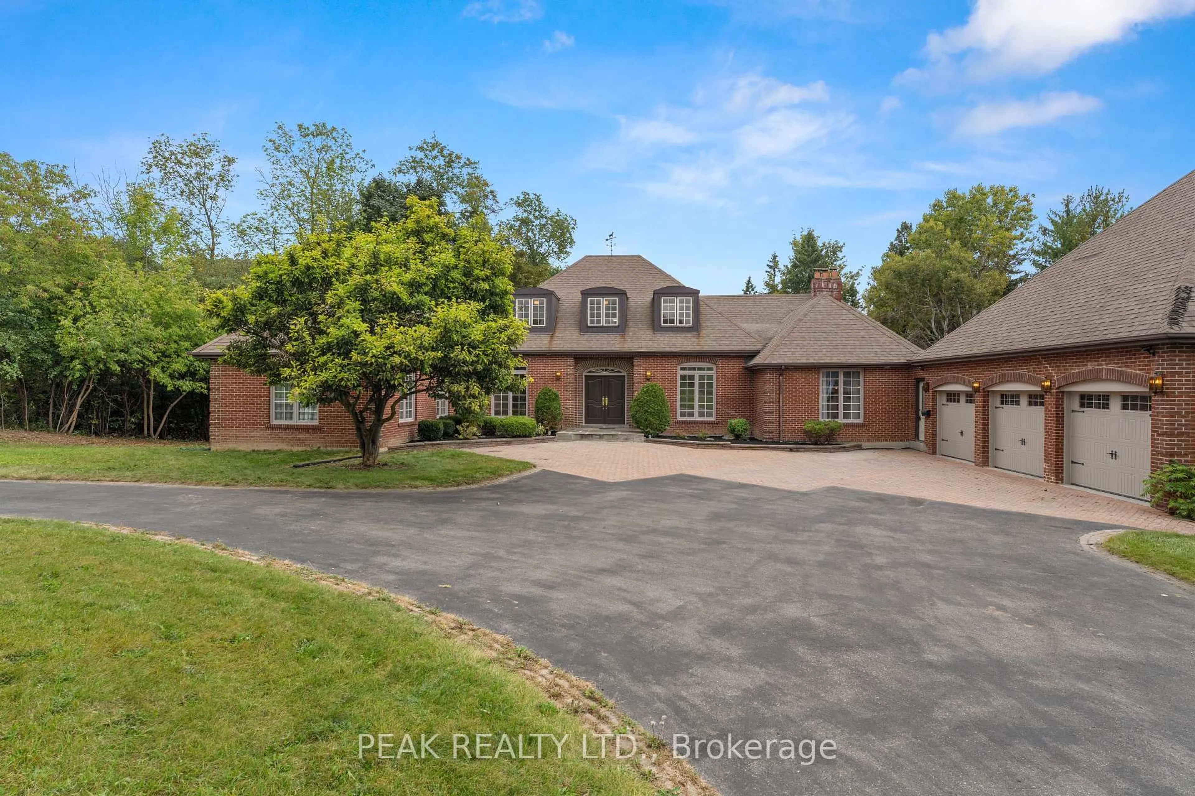 A pic from outside/outdoor area/front of a property/back of a property/a pic from drone, street for 21 Woodland Acres Cres, Vaughan Ontario L6A 1G1