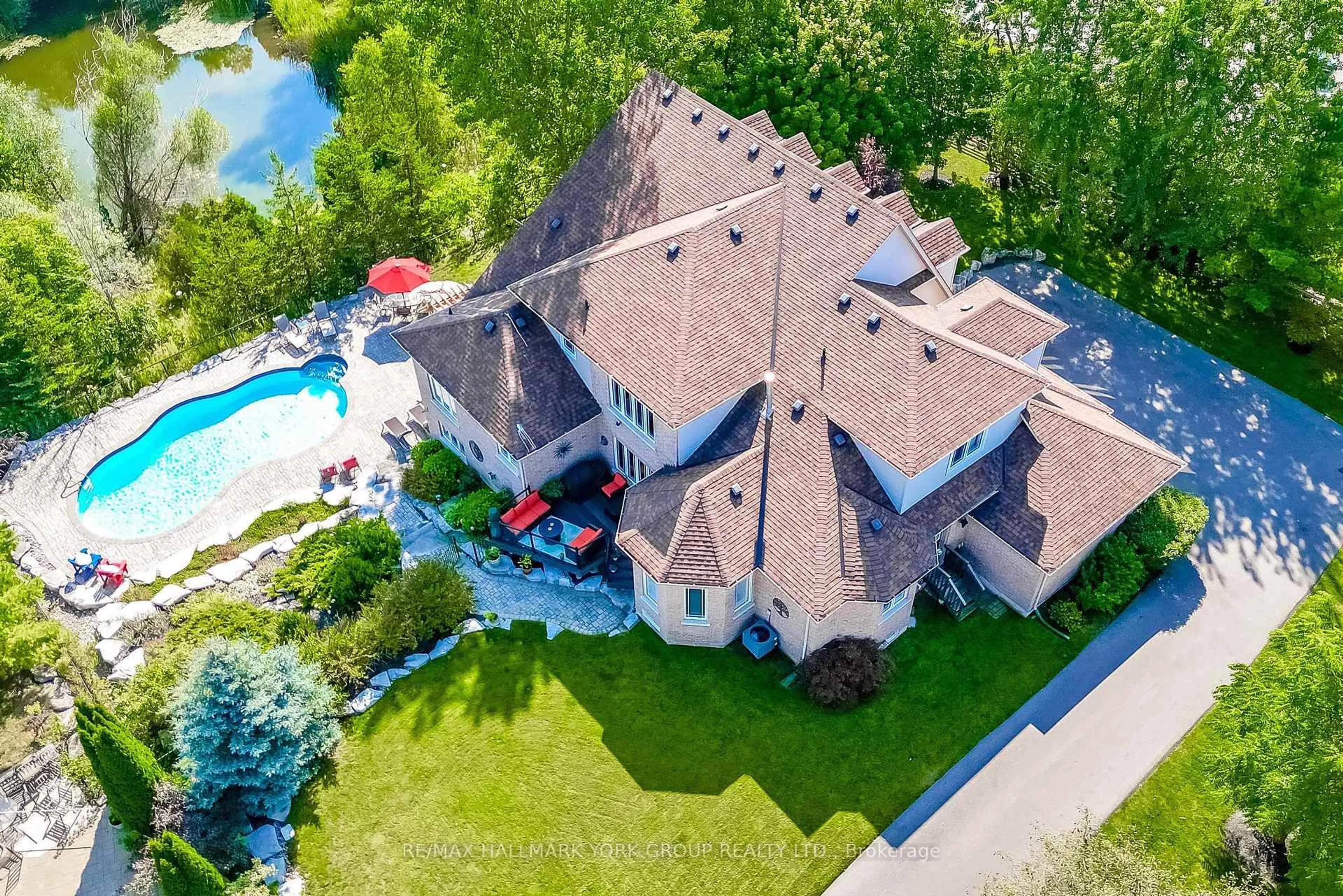 A pic from outside/outdoor area/front of a property/back of a property/a pic from drone, unknown for 17 Duncton Wood Cres, Aurora Ontario L4G 7T4