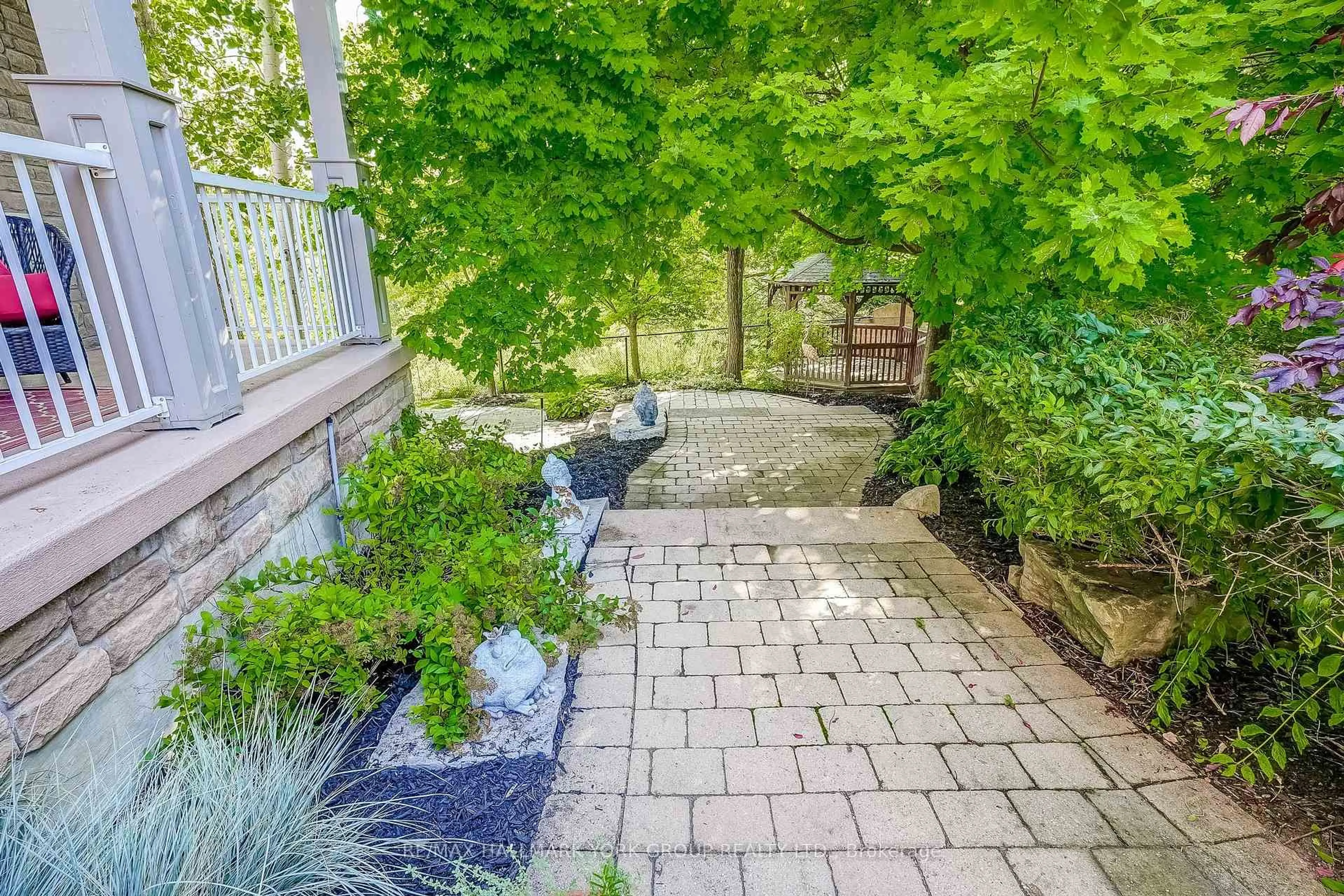 Patio, street for 17 Duncton Wood Cres, Aurora Ontario L4G 7T4