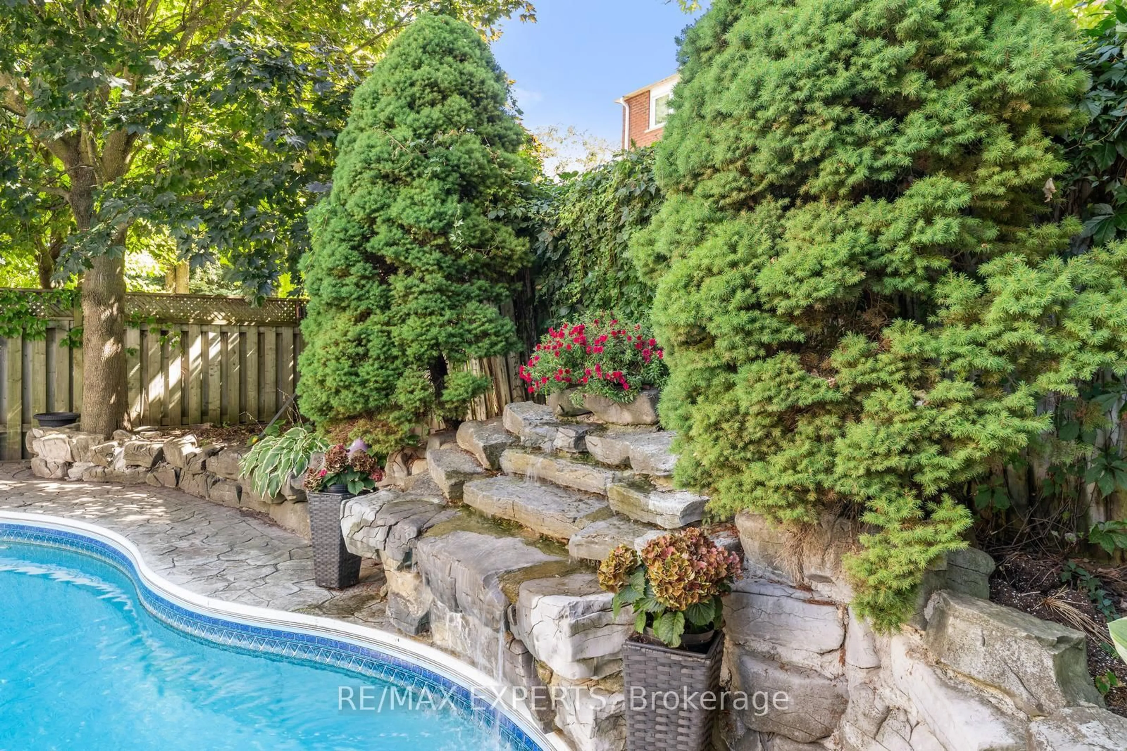 Patio, street for 286 Kirby Cres, Newmarket Ontario L3X 1H4