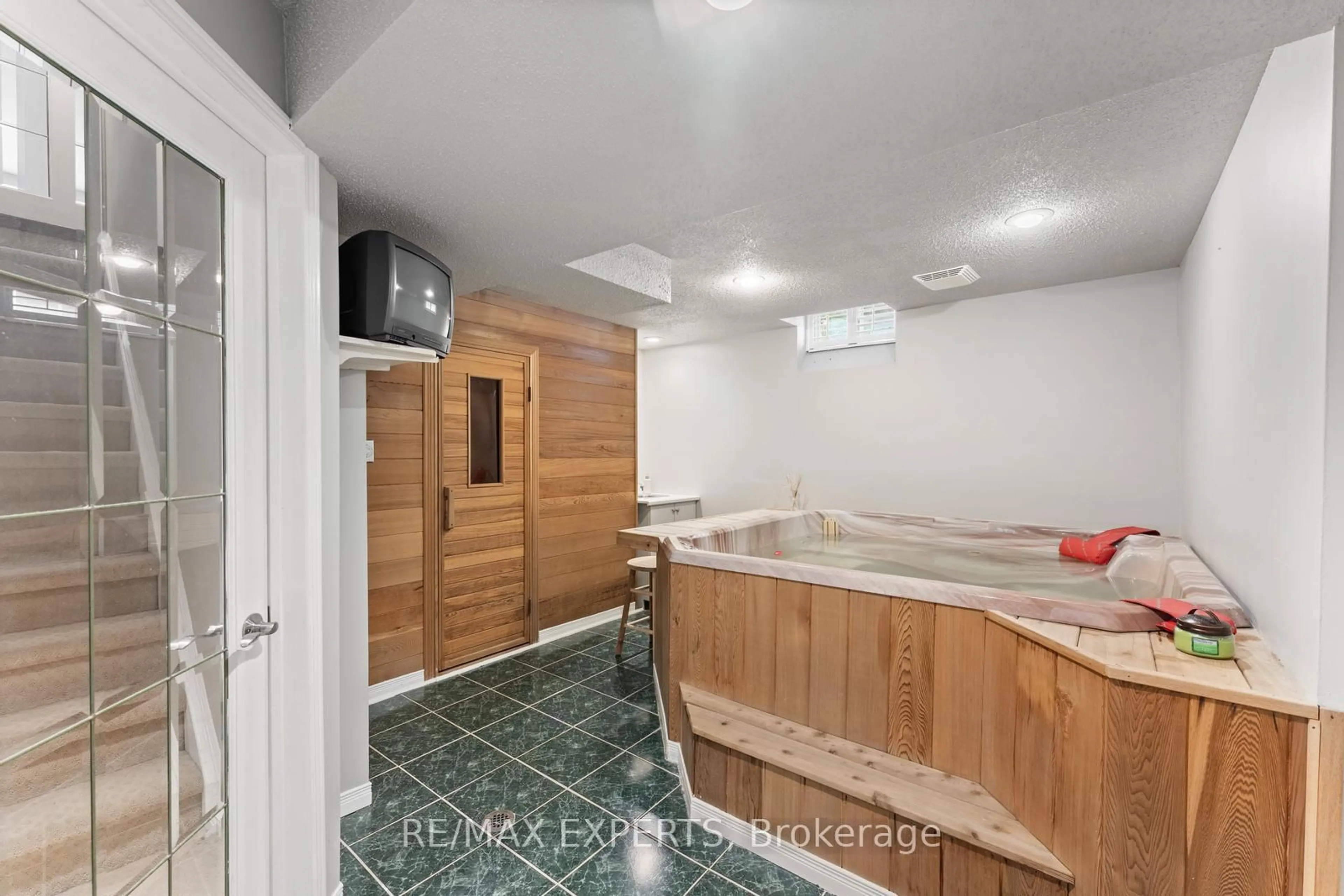 Laundry room for 286 Kirby Cres, Newmarket Ontario L3X 1H4