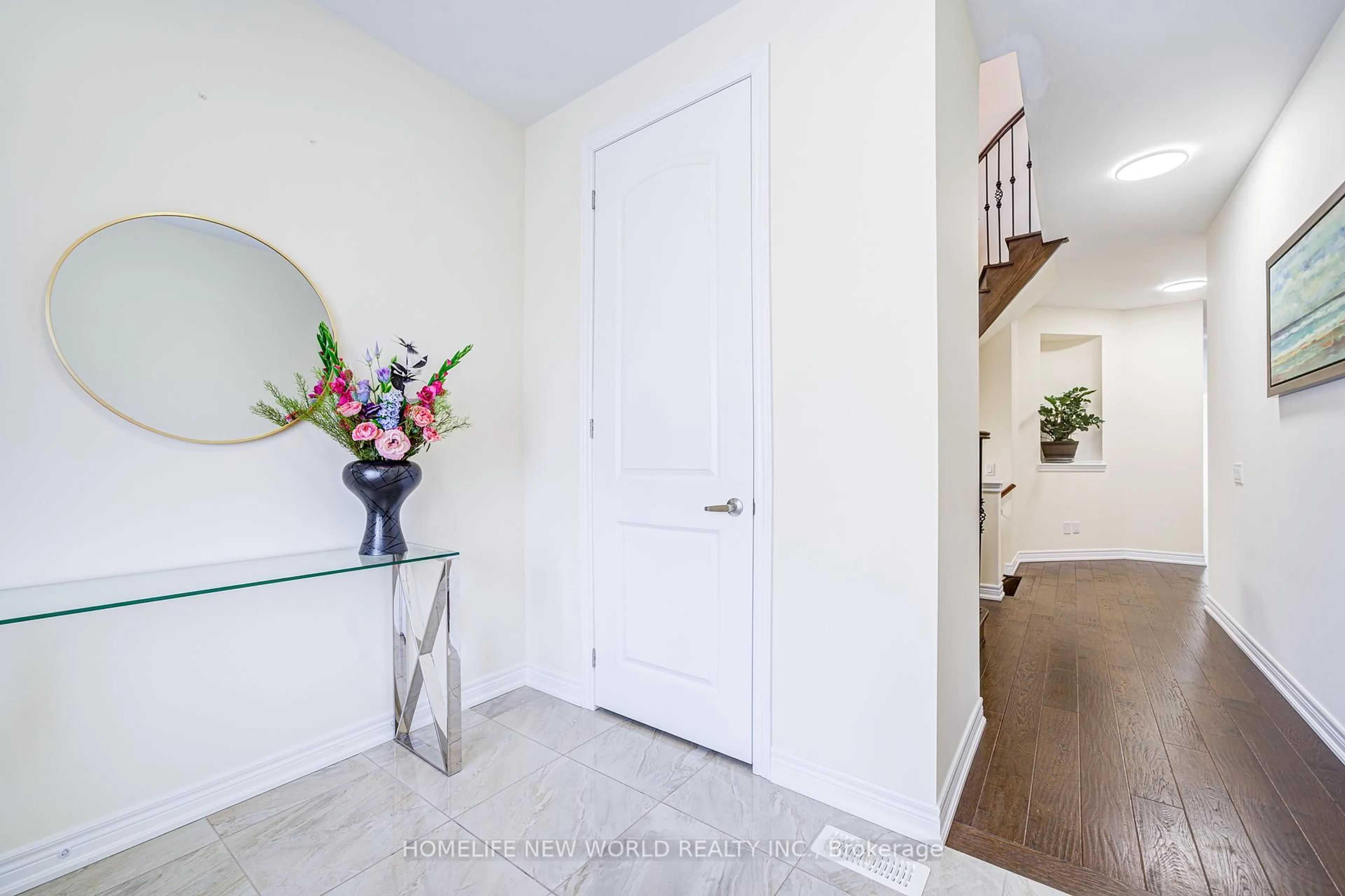 Indoor entryway for 88 Roth St, Aurora Ontario L4G 0W7