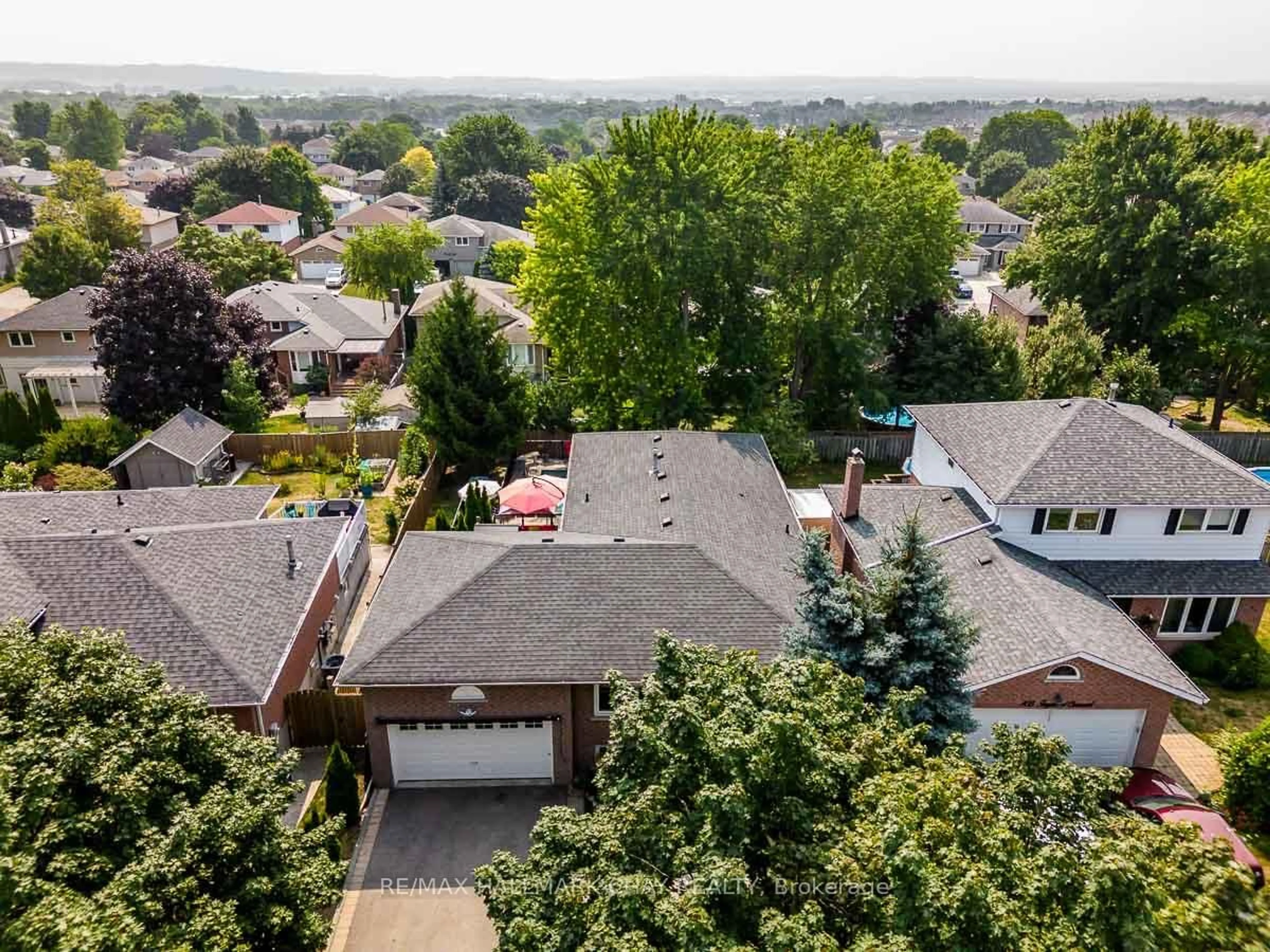 A pic from outside/outdoor area/front of a property/back of a property/a pic from drone, city buildings view from balcony for 103 Imperial Cres, Bradford West Gwillimbury Ontario L3Z 2N6