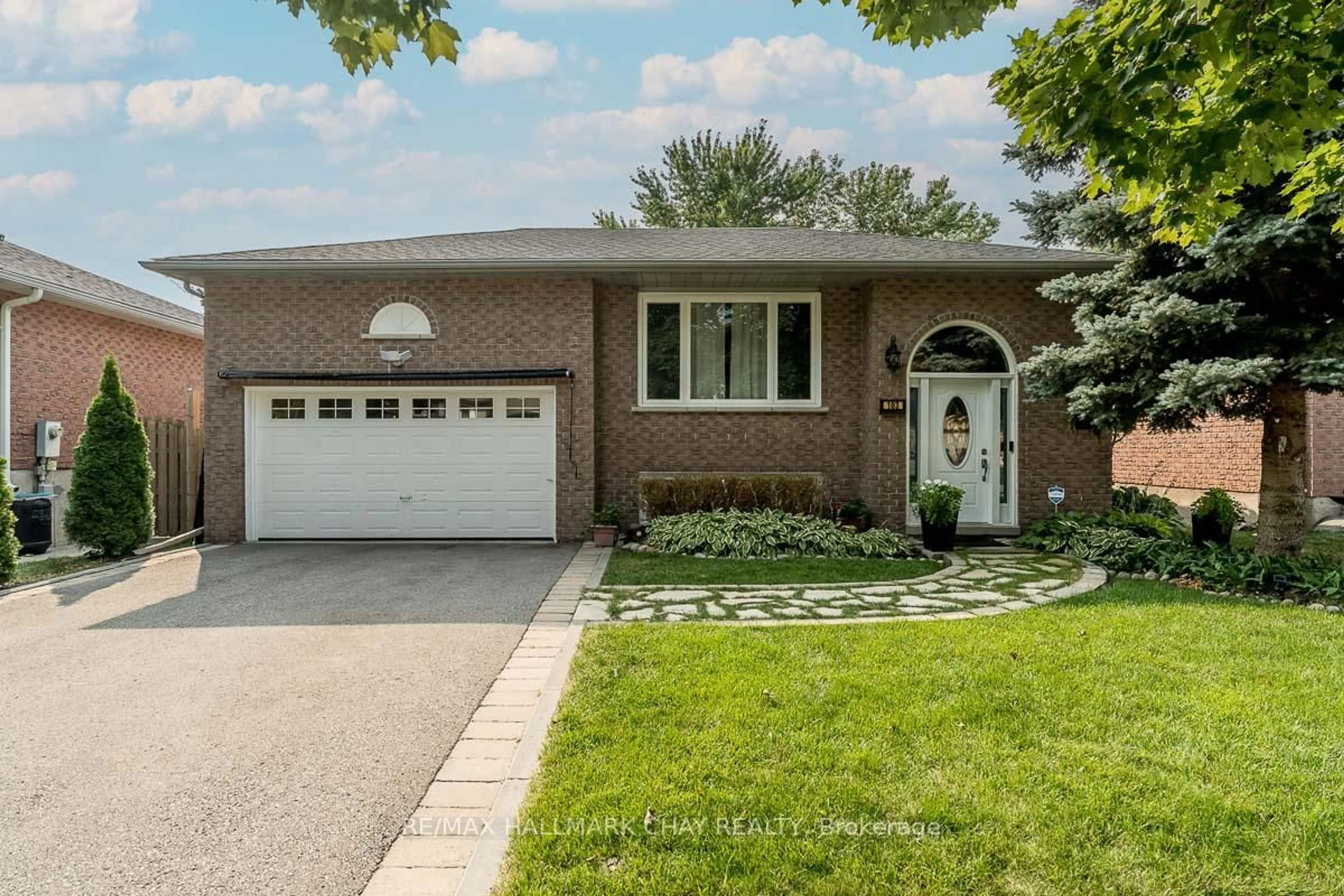 Home with brick exterior material, street for 103 Imperial Cres, Bradford West Gwillimbury Ontario L3Z 2N6