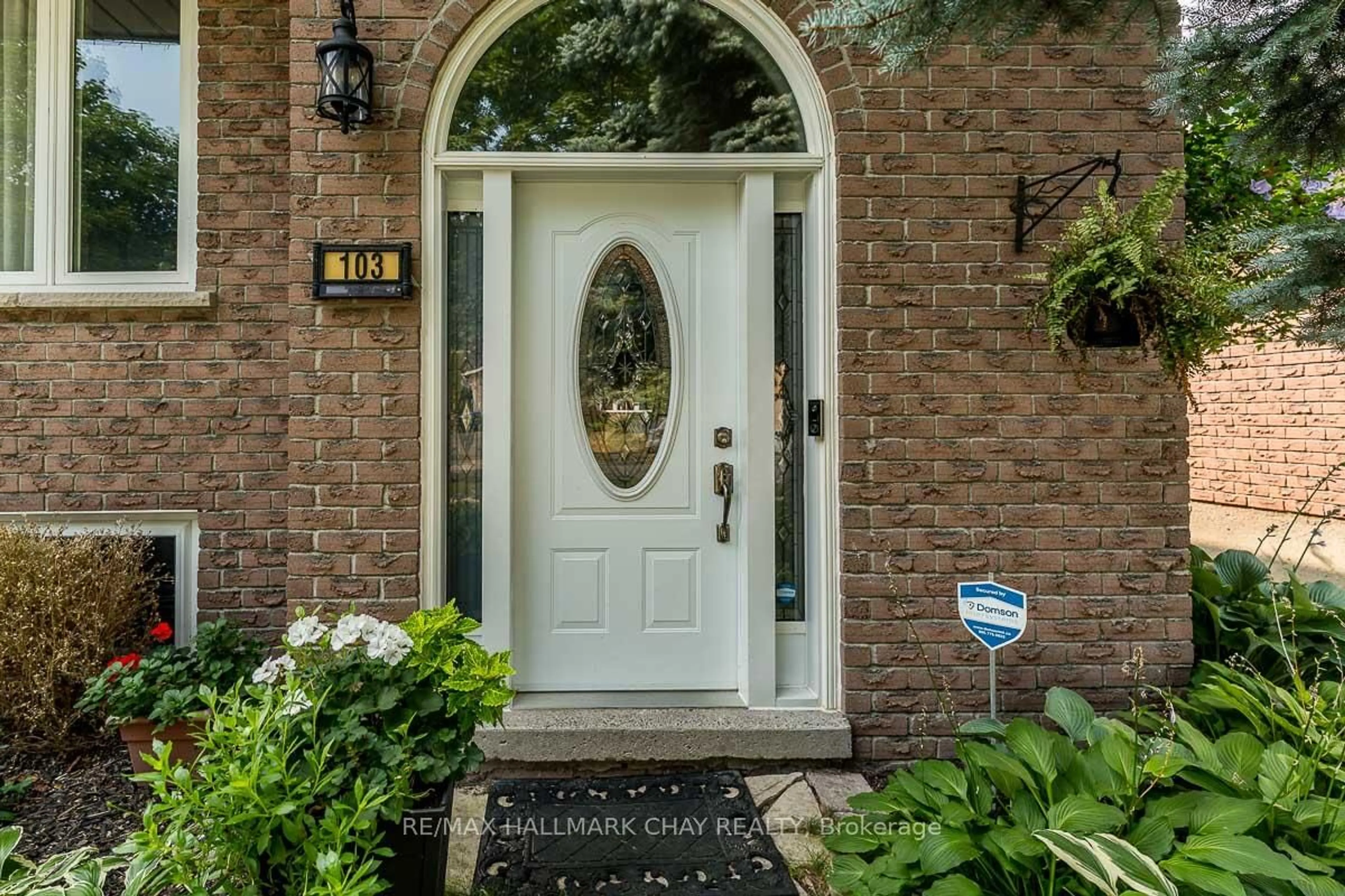 Indoor entryway for 103 Imperial Cres, Bradford West Gwillimbury Ontario L3Z 2N6